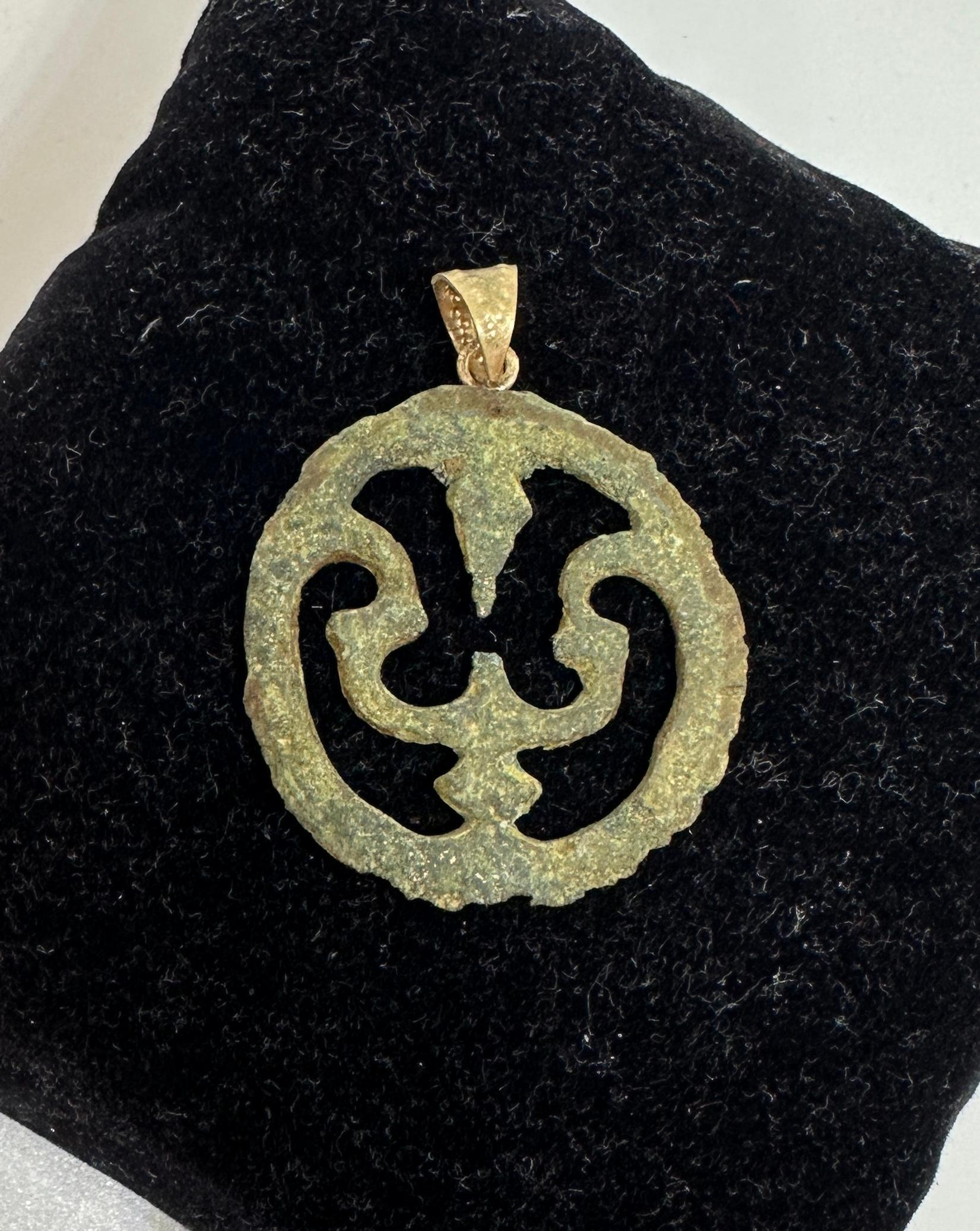 Antiguo collar romano con hebilla de bronce Garantía de oro de 14 quilates del siglo I-II d.C. en Excelente estado para la venta en New York, NY