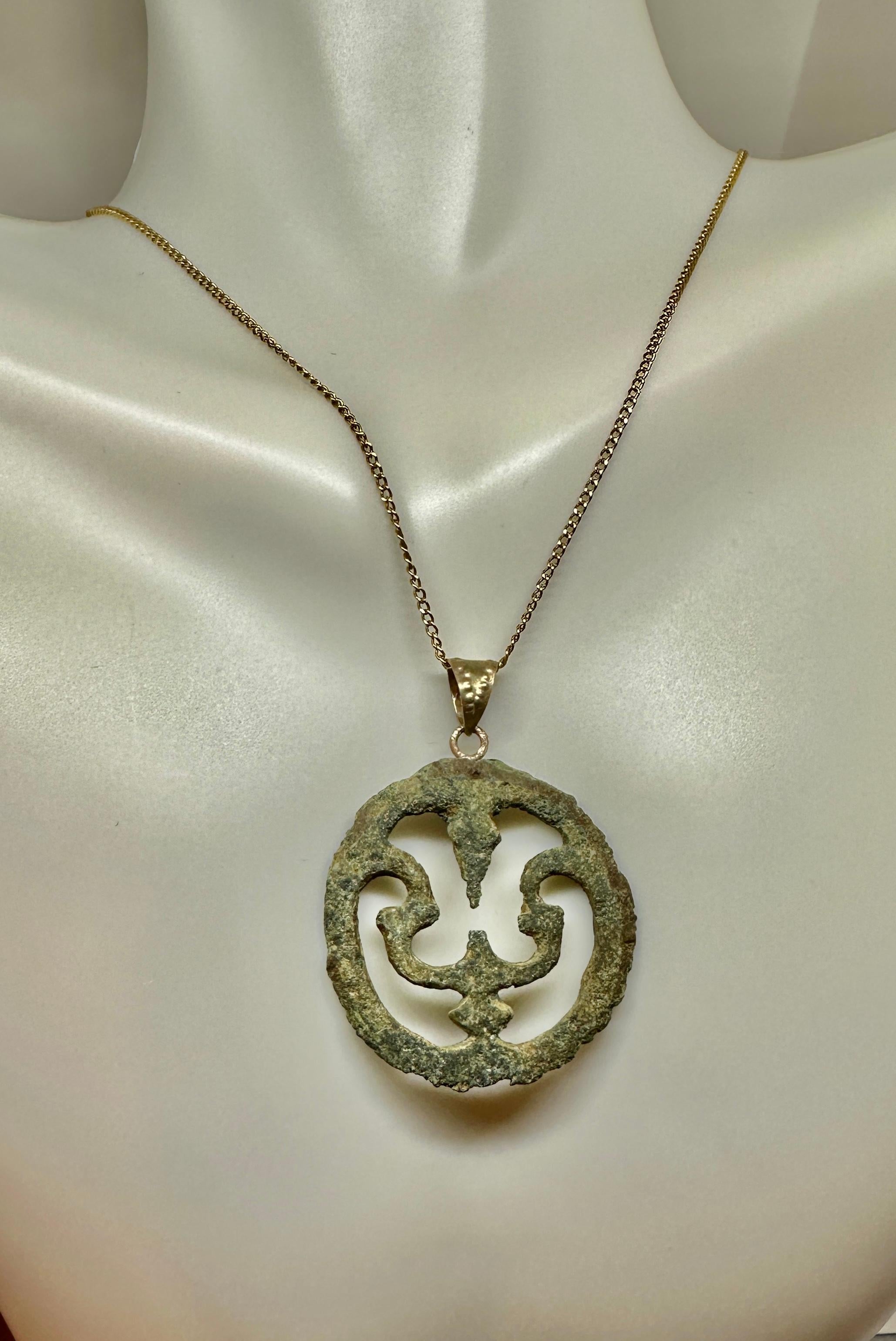 Antiguo collar romano con hebilla de bronce Garantía de oro de 14 quilates del siglo I-II d.C. en venta 2