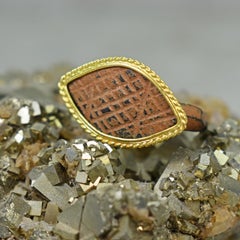Anillo de sello romano antiguo tallado en bronce con bisel de cuerda de oro de 22 quilates