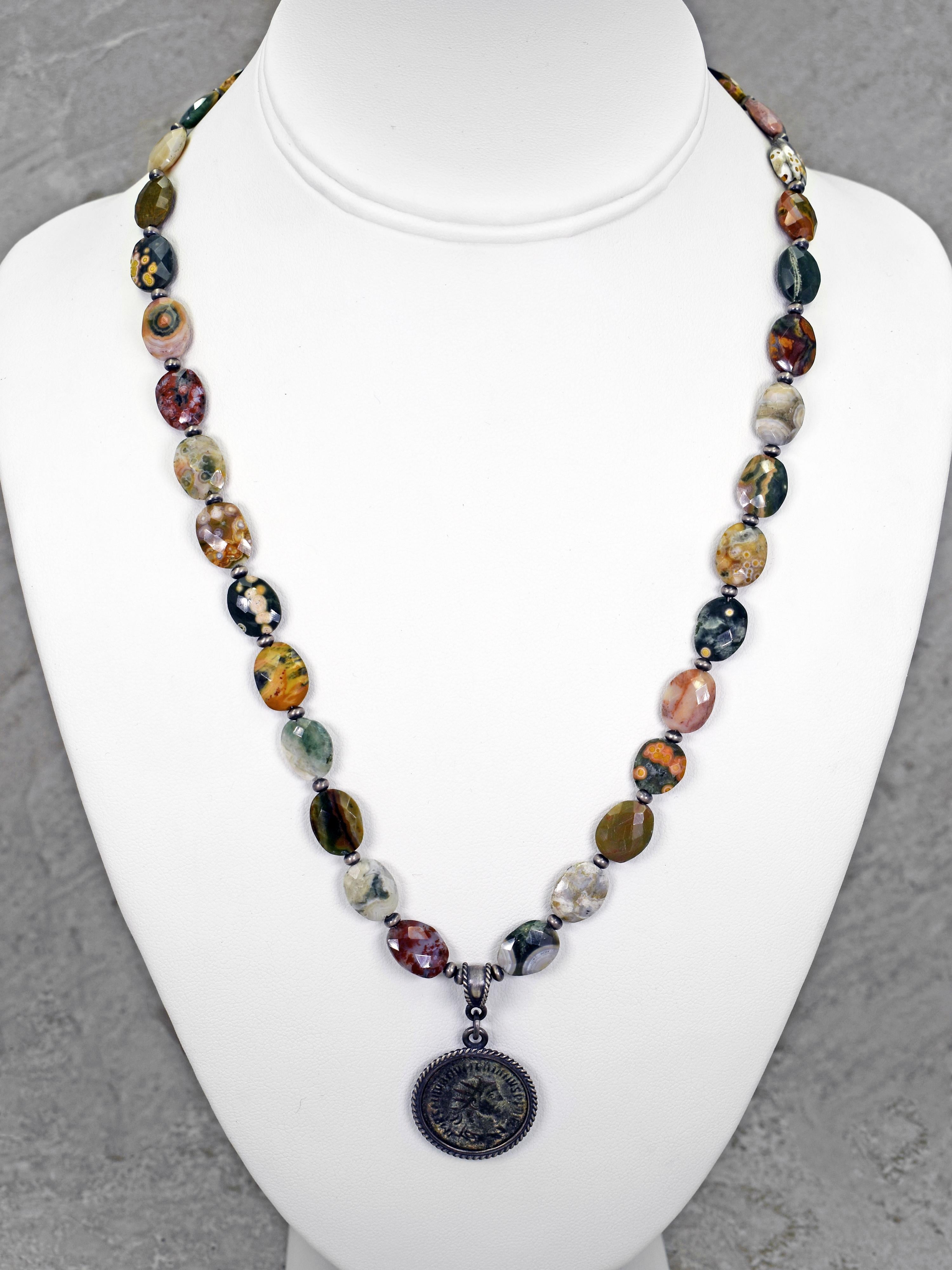 Autentica moneta romana in bronzo (Maximianus AE Antoninianus, zecca di Heraclea, 286 - 305 d.C.) e ciondolo in argento sterling ossidato su una coloratissima collana di diaspro oceanico e mini perle Navajo in argento sterling. Il ciondolo misura