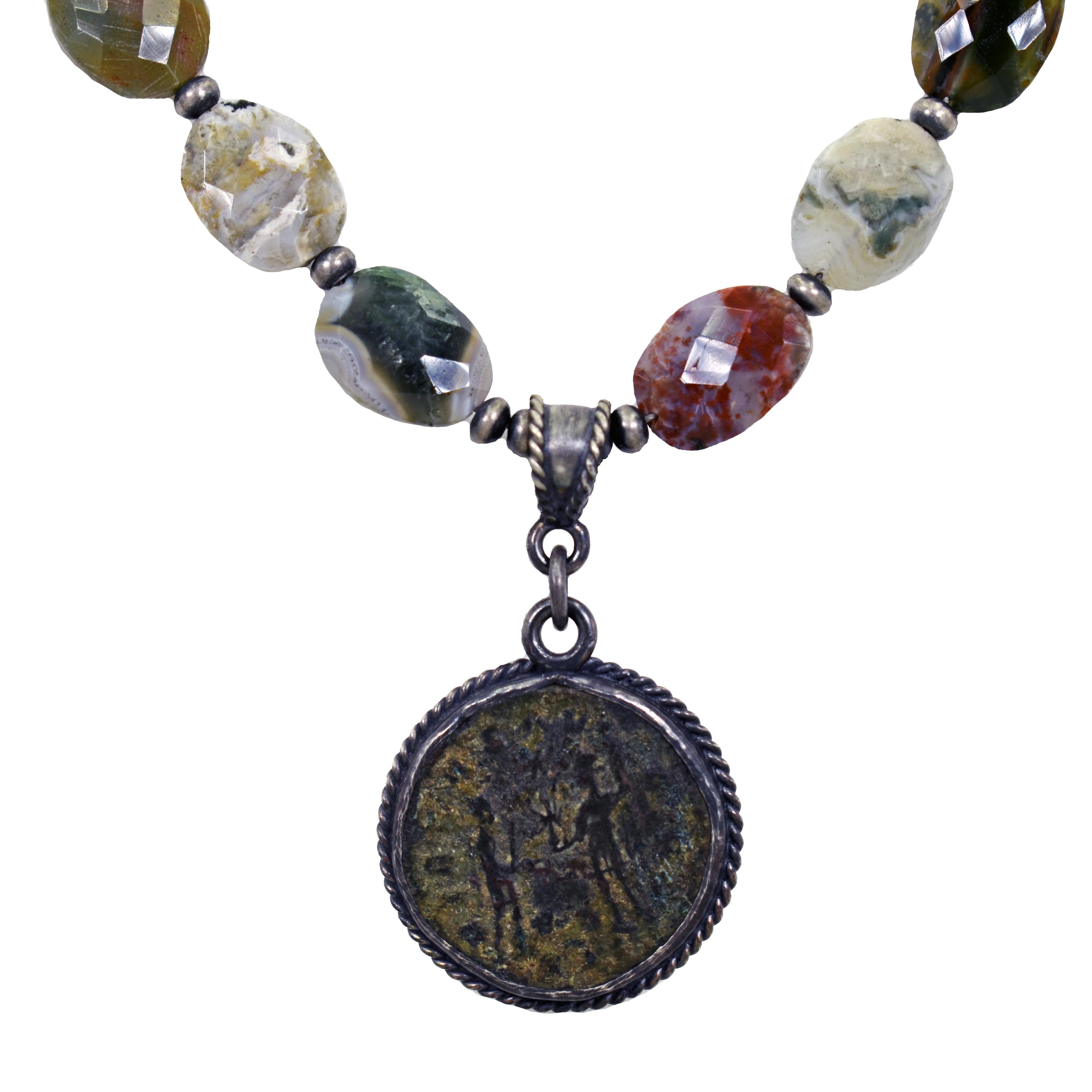 Contemporaneo Collana con ciondolo di perline in bronzo antico e diaspro oceanico in vendita