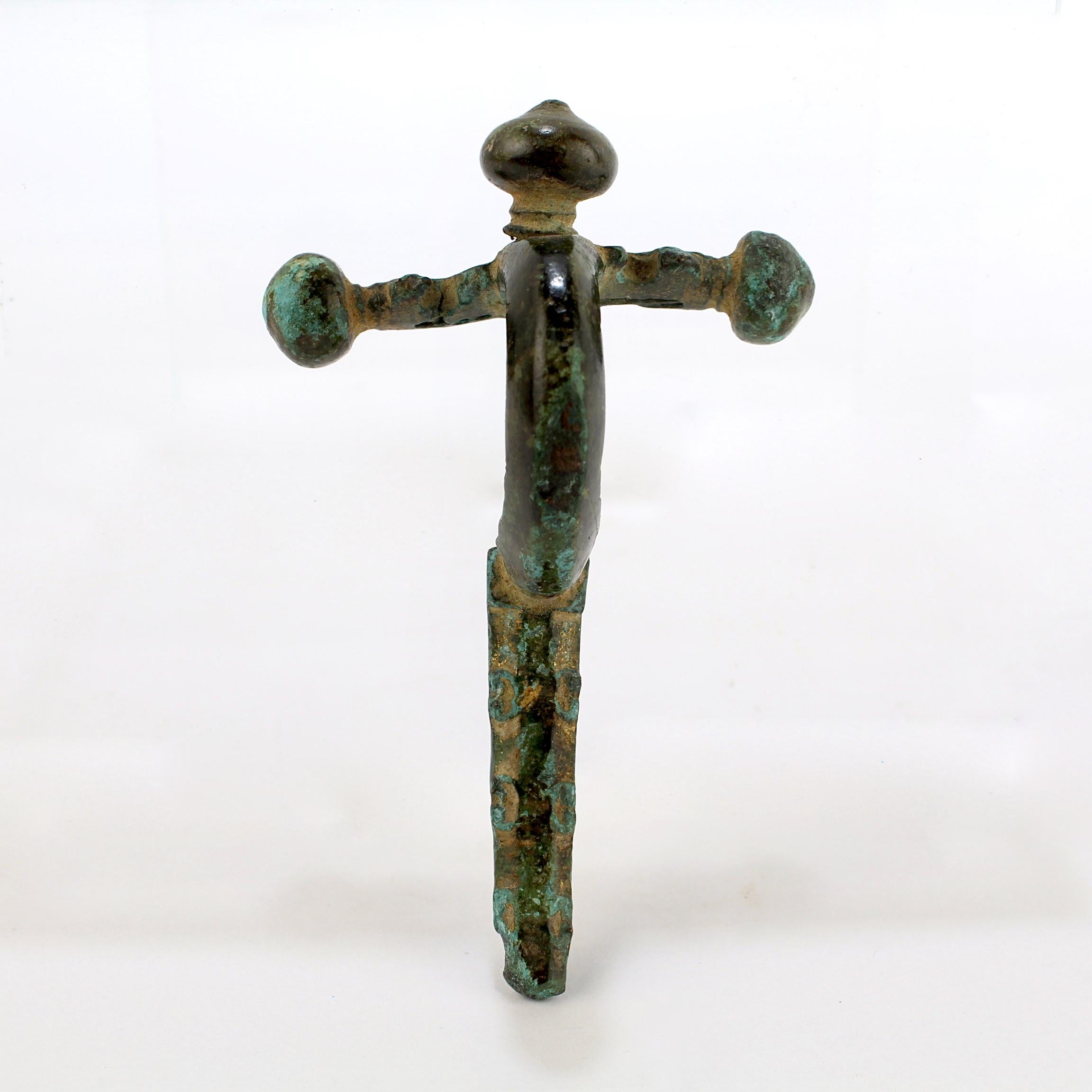 Romain classique Fibule d'arbalète ou épingle de toge en bronze de l'Antiquité romaine en vente