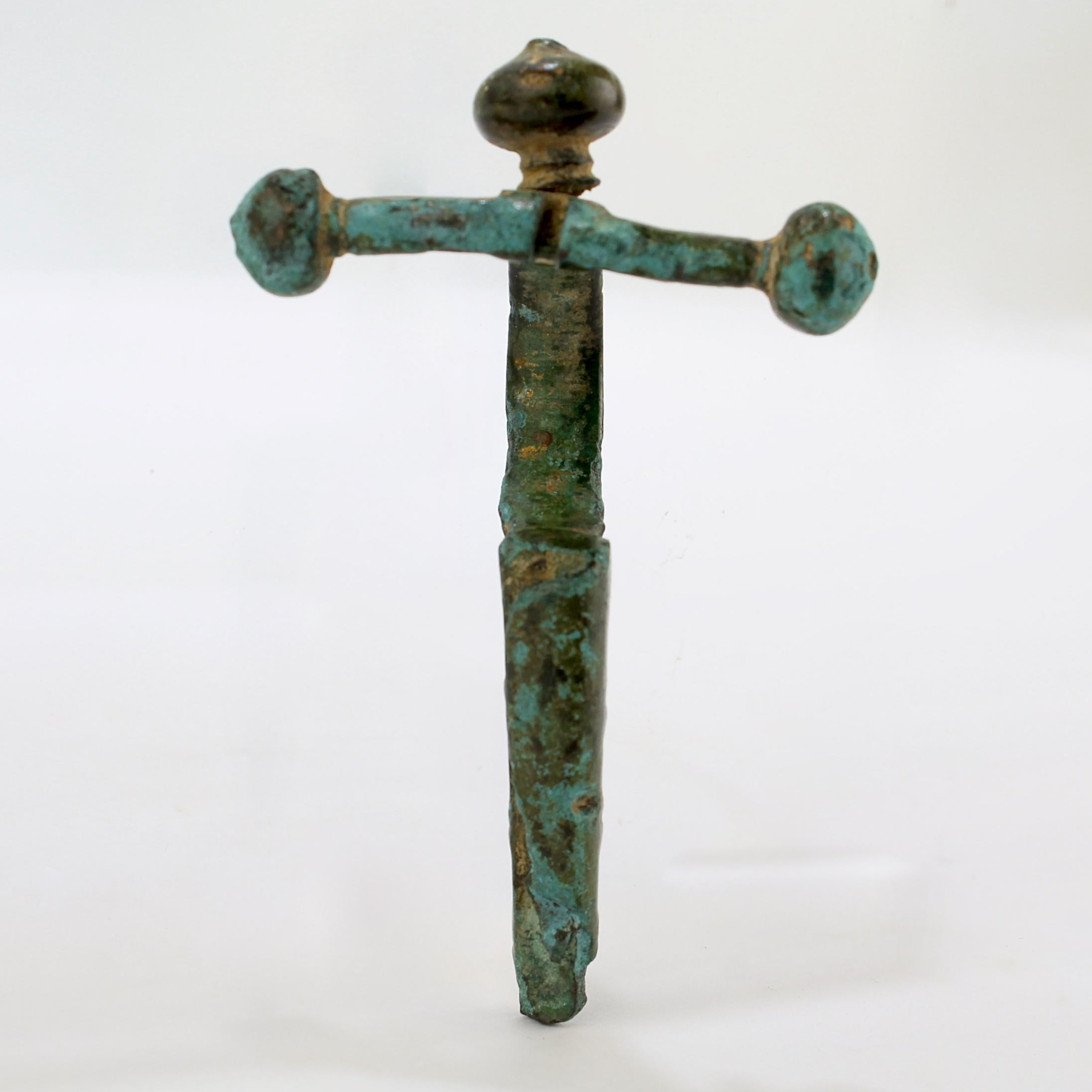 Européen Fibule d'arbalète ou épingle de toge en bronze de l'Antiquité romaine en vente