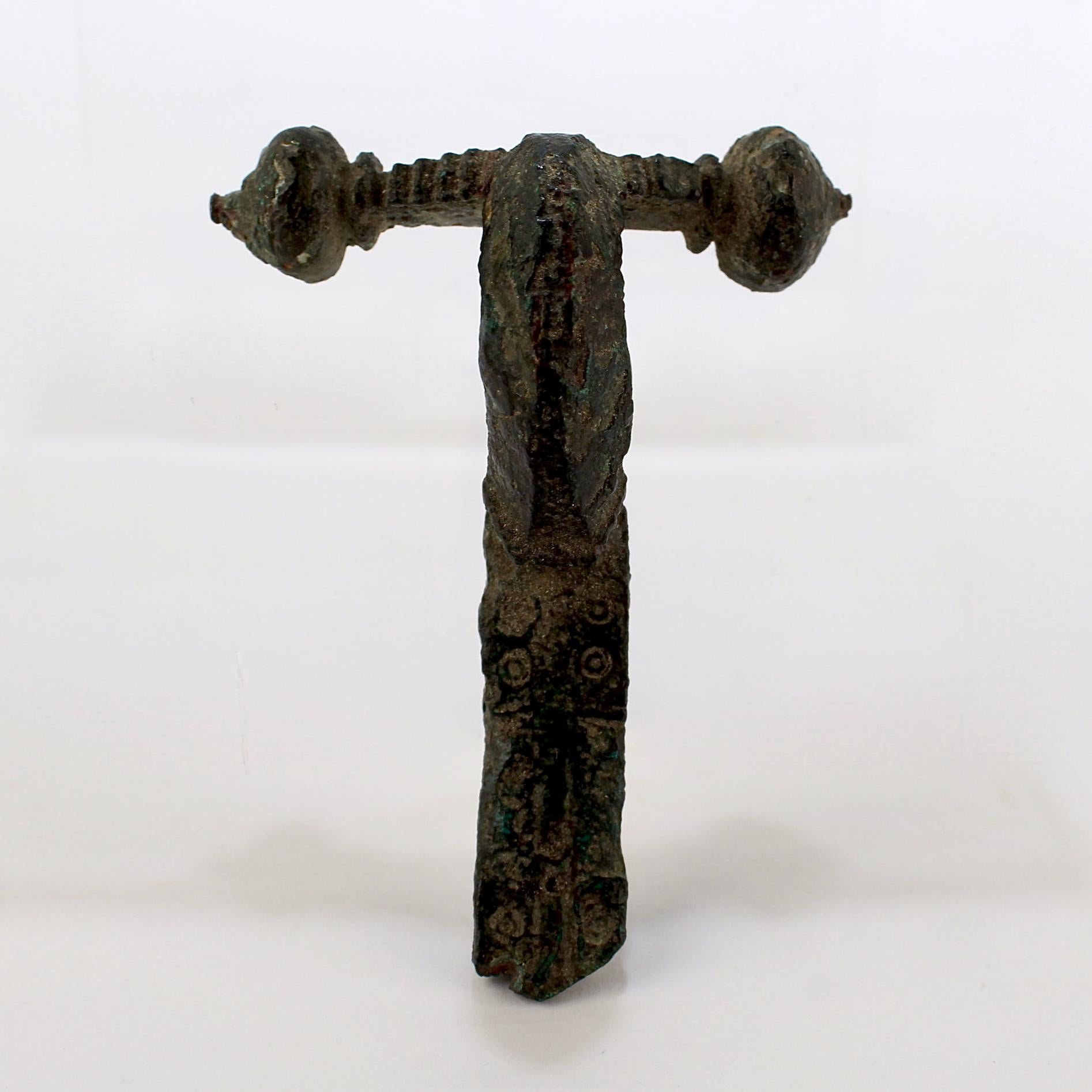 Anstecknadel aus antiker römischer Bronze mit Kreuzbogenfibula oder Toga (Italienisch) im Angebot