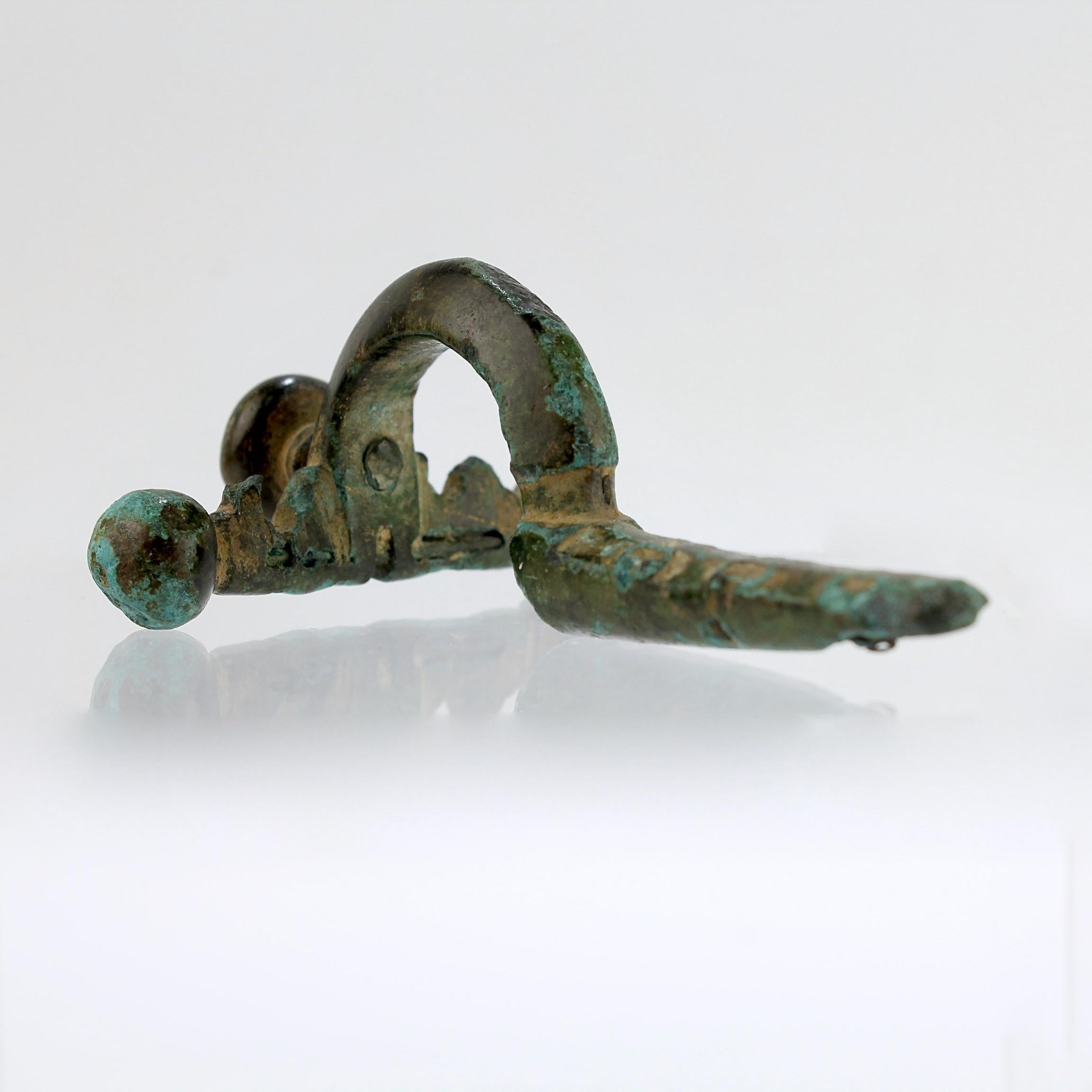 Fibule d'arbalète ou épingle de toge en bronze de l'Antiquité romaine Abîmé - En vente à Philadelphia, PA