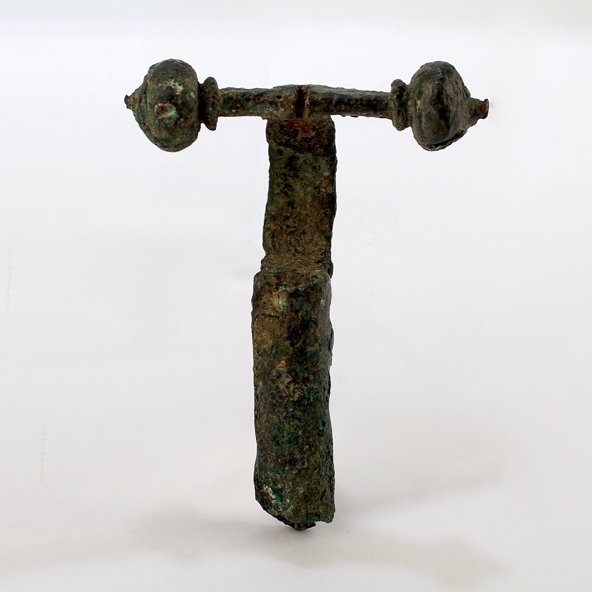 Anstecknadel aus antiker römischer Bronze mit Kreuzbogenfibula oder Toga im Zustand „Starke Gebrauchsspuren“ im Angebot in Philadelphia, PA