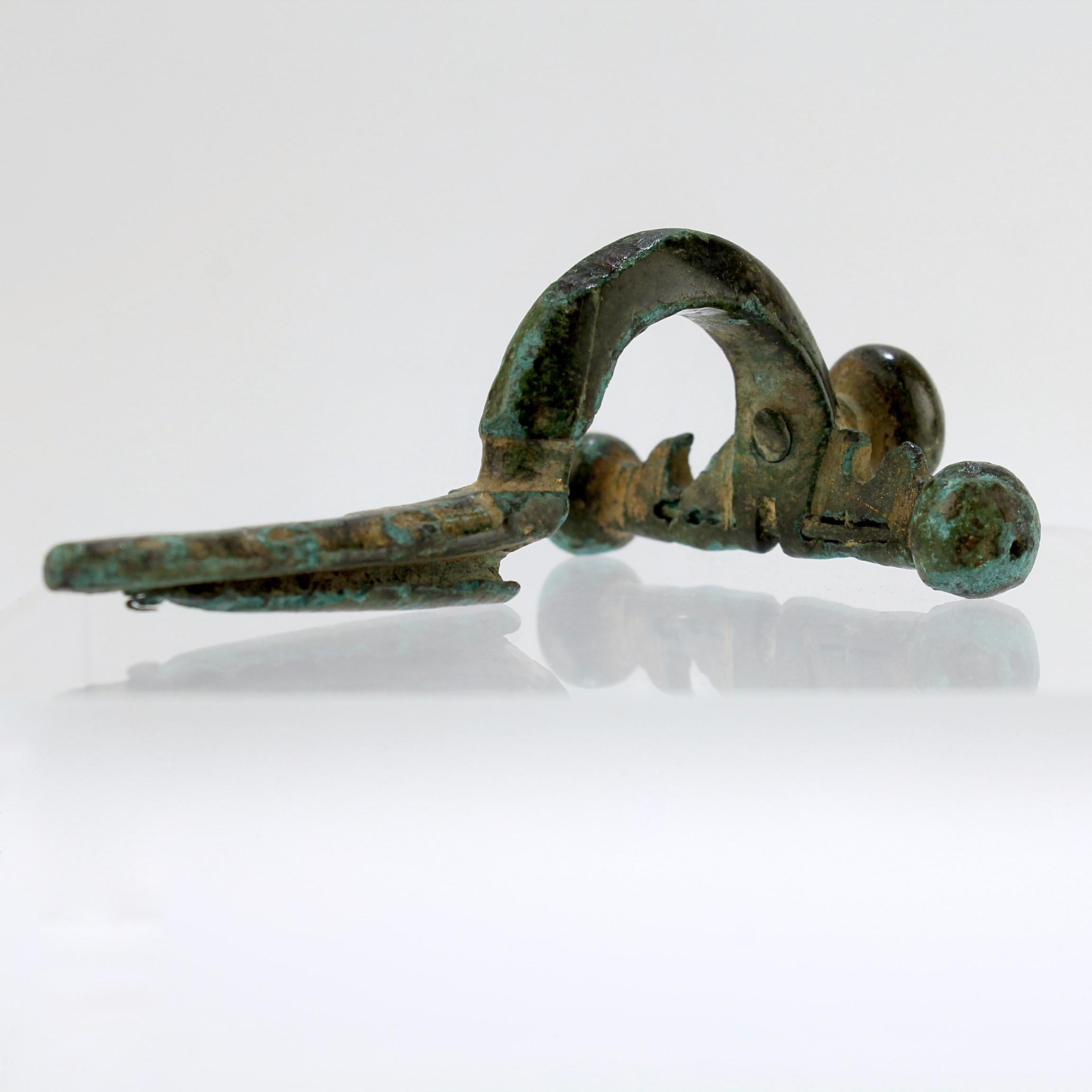 Fibule d'arbalète ou épingle de toge en bronze de l'Antiquité romaine en vente 1
