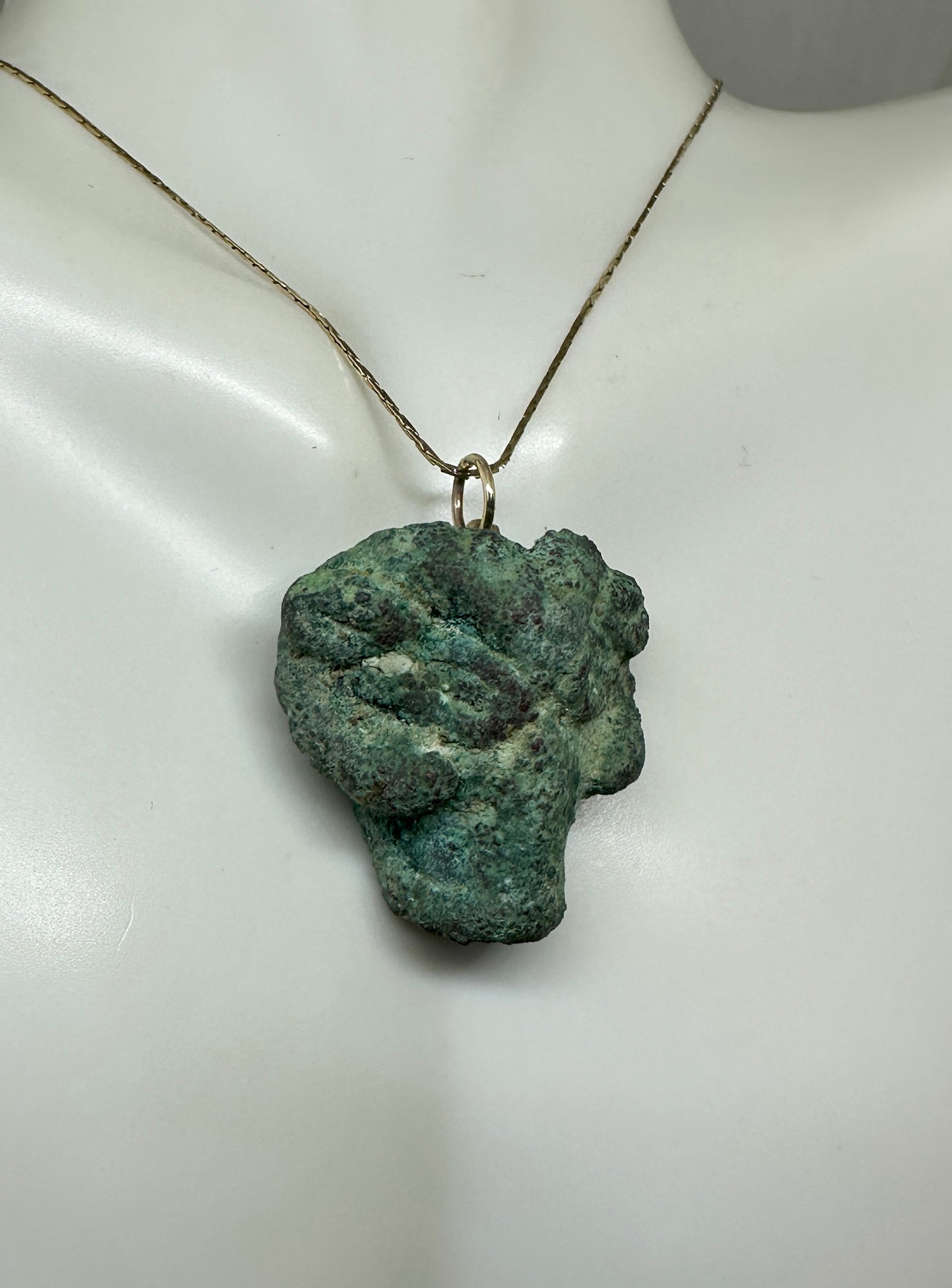 Romano classico Ancient Roman Bronze Head of A Ram Amulet Pendant 2nd Century AD 14 Karat Gold in vendita