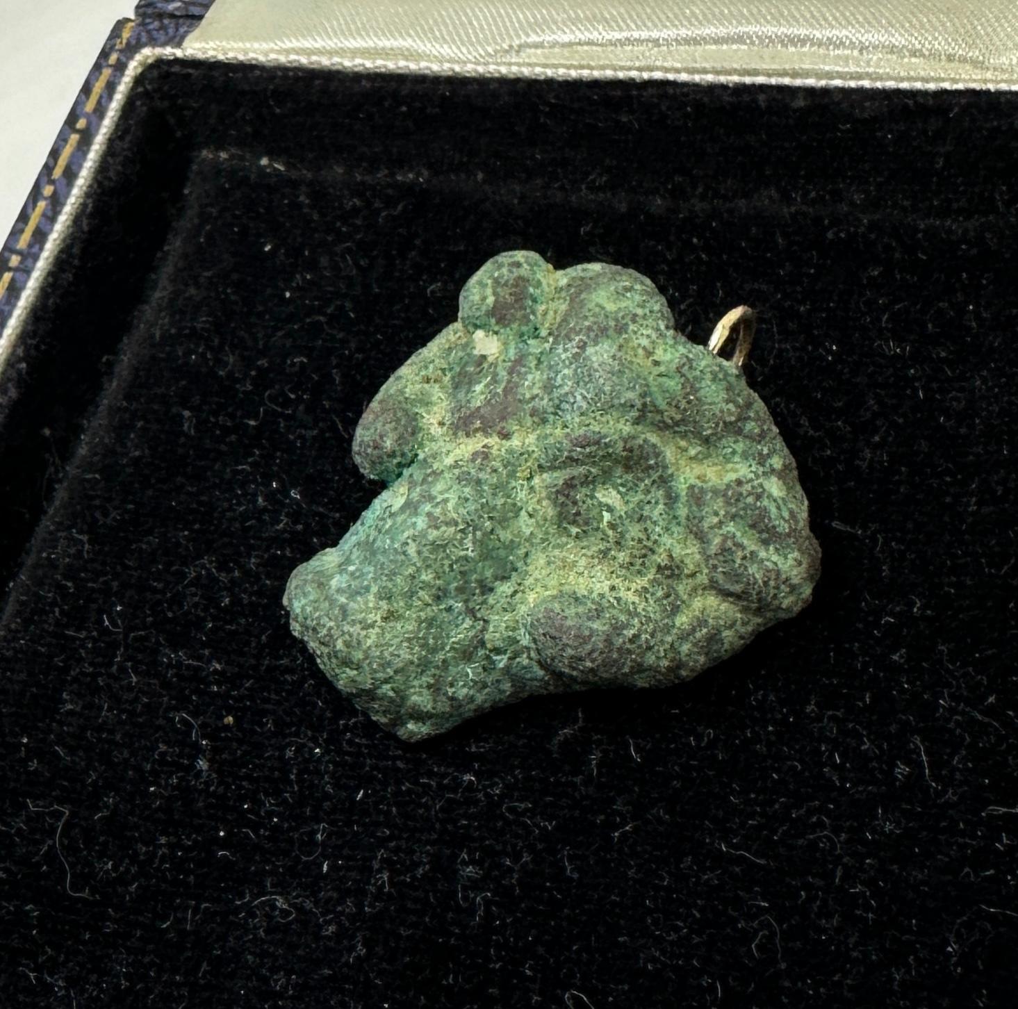 Ancient Roman Bronze Head of A Ram Amulet Pendant 2nd Century AD 14 Karat Gold In condizioni ottime in vendita a New York, NY