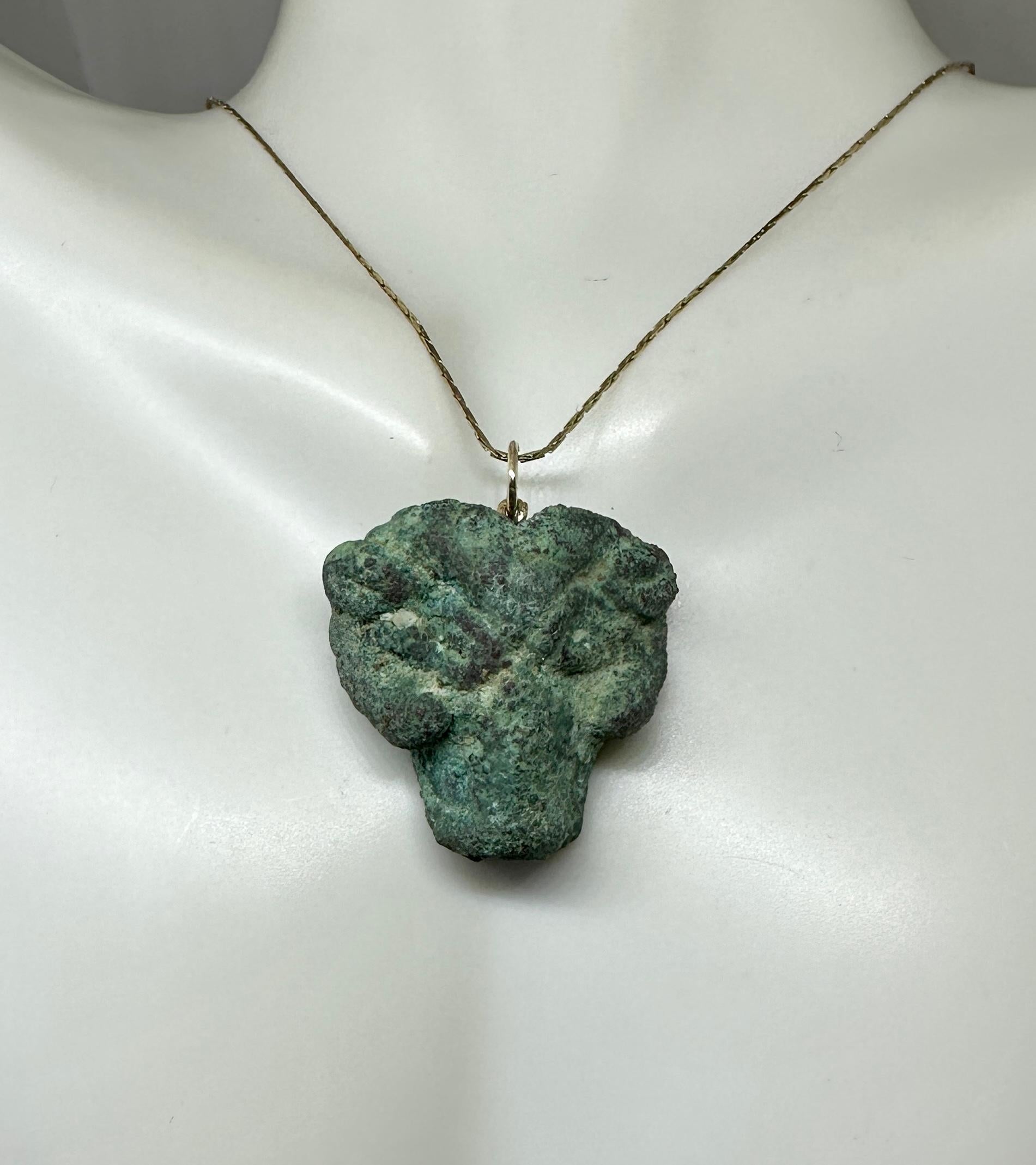 da uomo o donna Ancient Roman Bronze Head of A Ram Amulet Pendant 2nd Century AD 14 Karat Gold in vendita