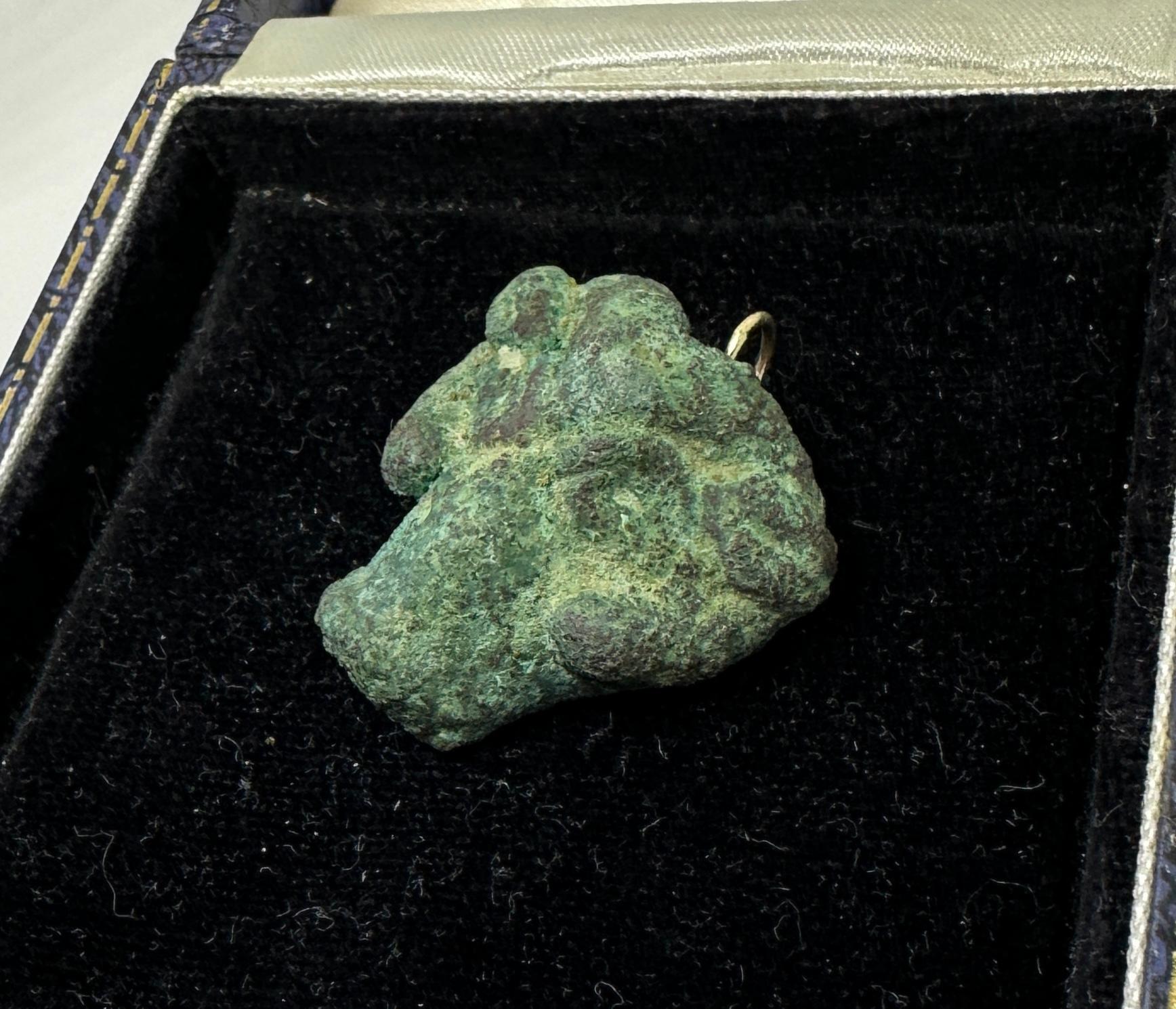 Ancient Roman Bronze Head of A Ram Amulet Pendant 2nd Century AD 14 Karat Gold in vendita 2