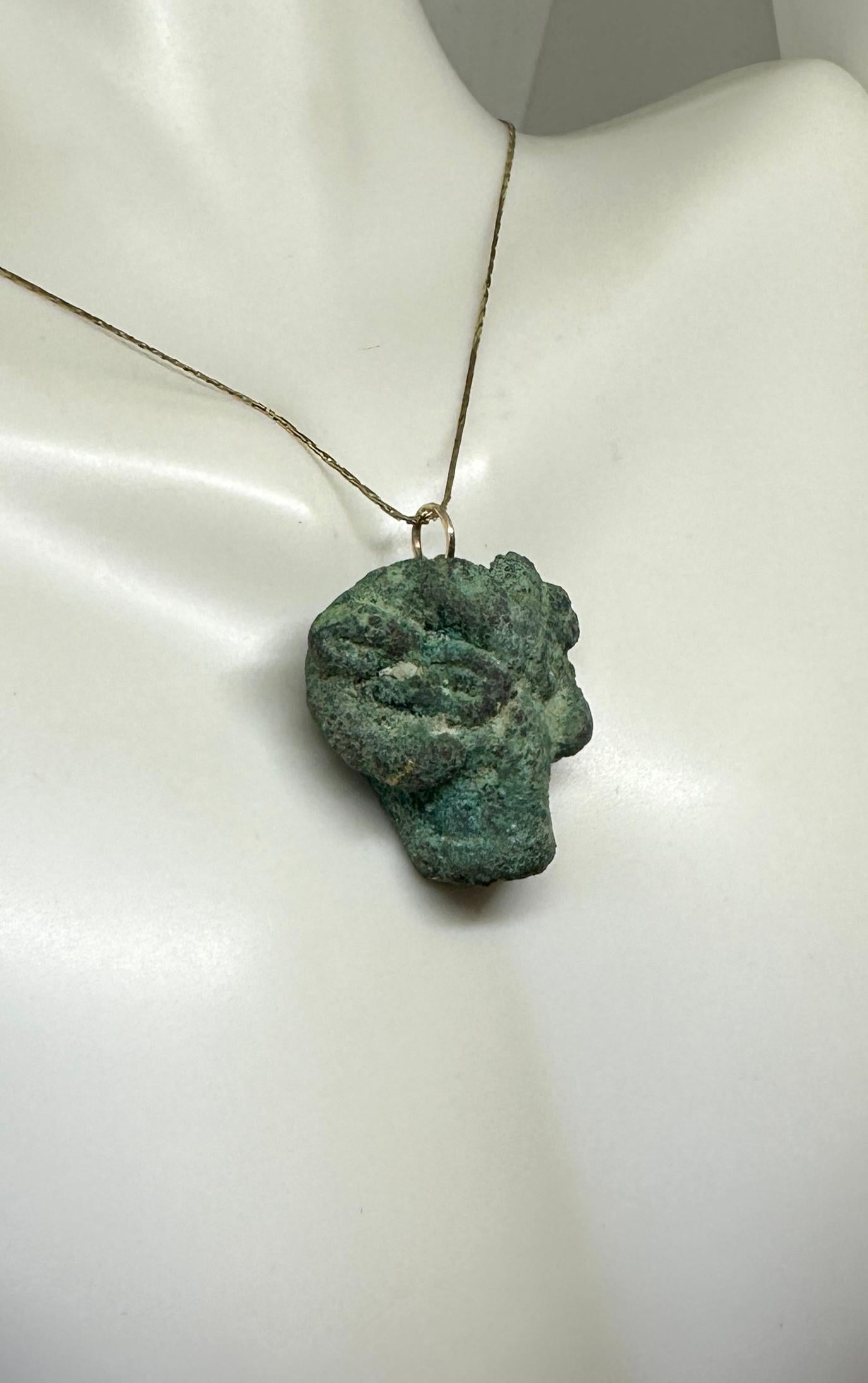 Ancient Roman Bronze Head of A Ram Amulet Pendant 2nd Century AD 14 Karat Gold in vendita 3