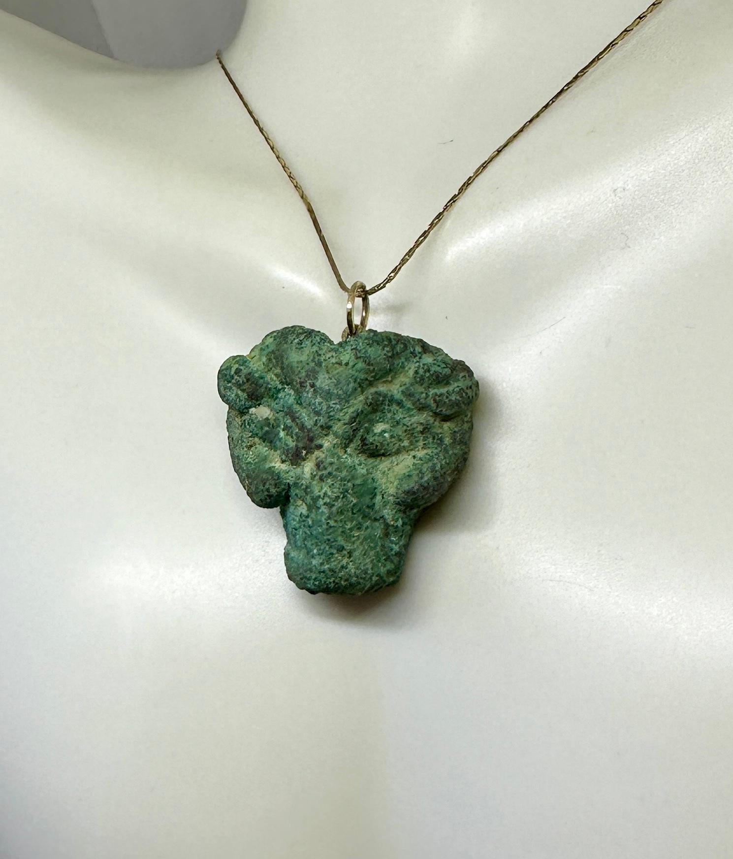 Ancient Roman Bronze Head of A Ram Amulet Pendant 2nd Century AD 14 Karat Gold in vendita 4