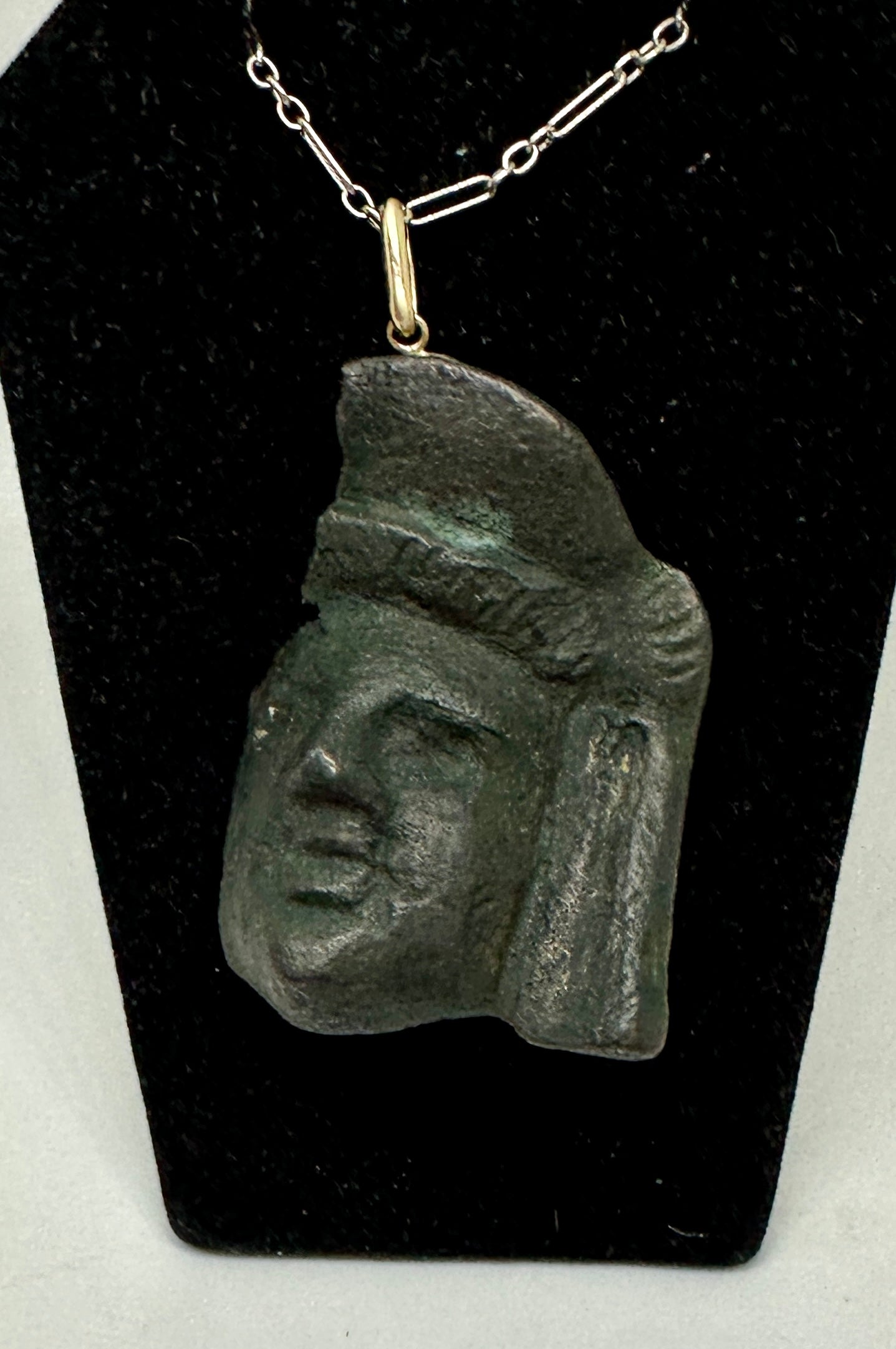 Scopri l'eleganza dell'antichità con questa collana con ciondolo Testa di giovane in bronzo dell'Antica Roma in oro 14 carati.  La magnifica testa romana antica risale al II secolo d.C., o al 100-200 d.C..  La testa ha 2000 anni.  L'immagine di