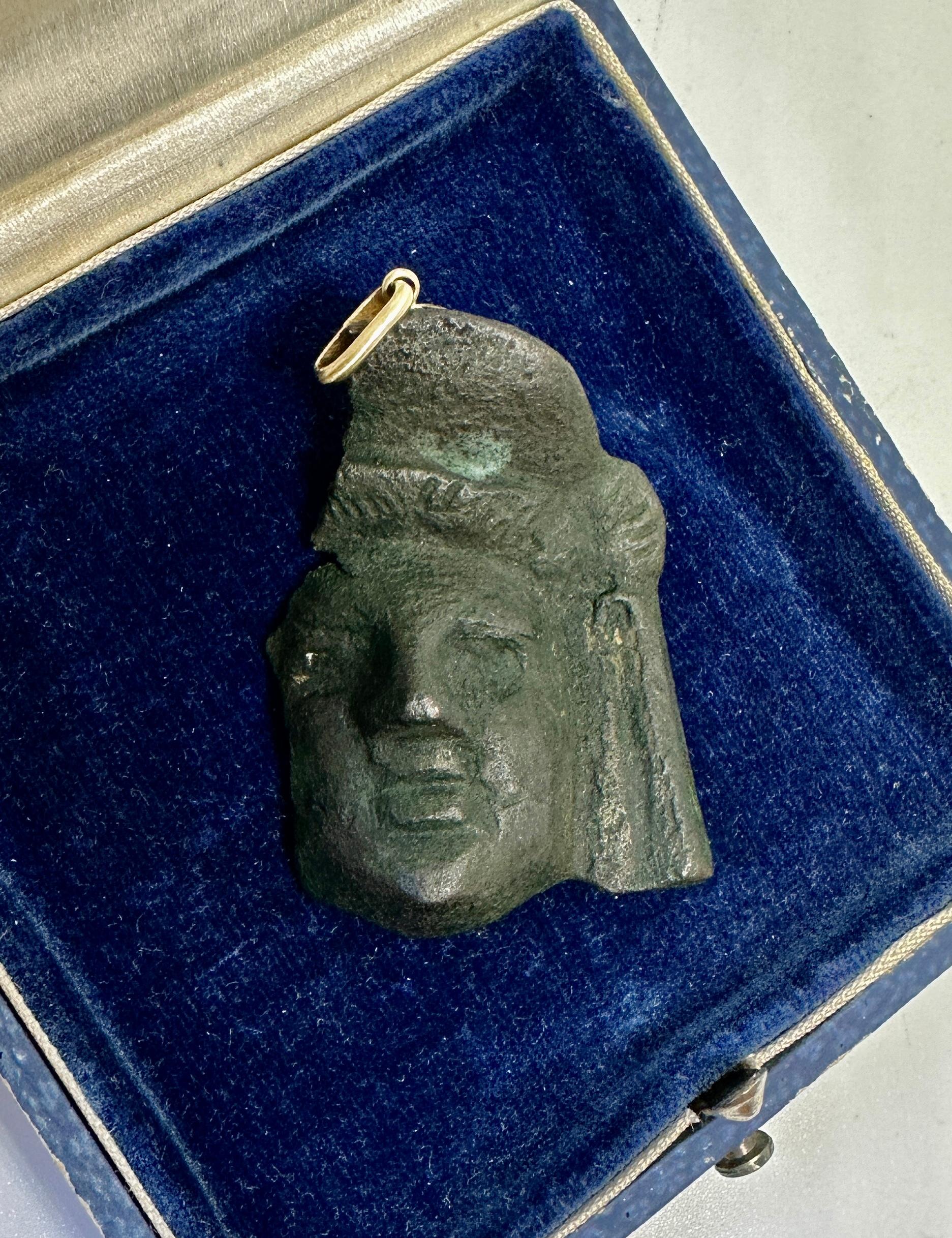 da uomo o donna Ciondolo antico romano in bronzo a forma di testa di giovane del II secolo d.C. Oro 14 carati in vendita