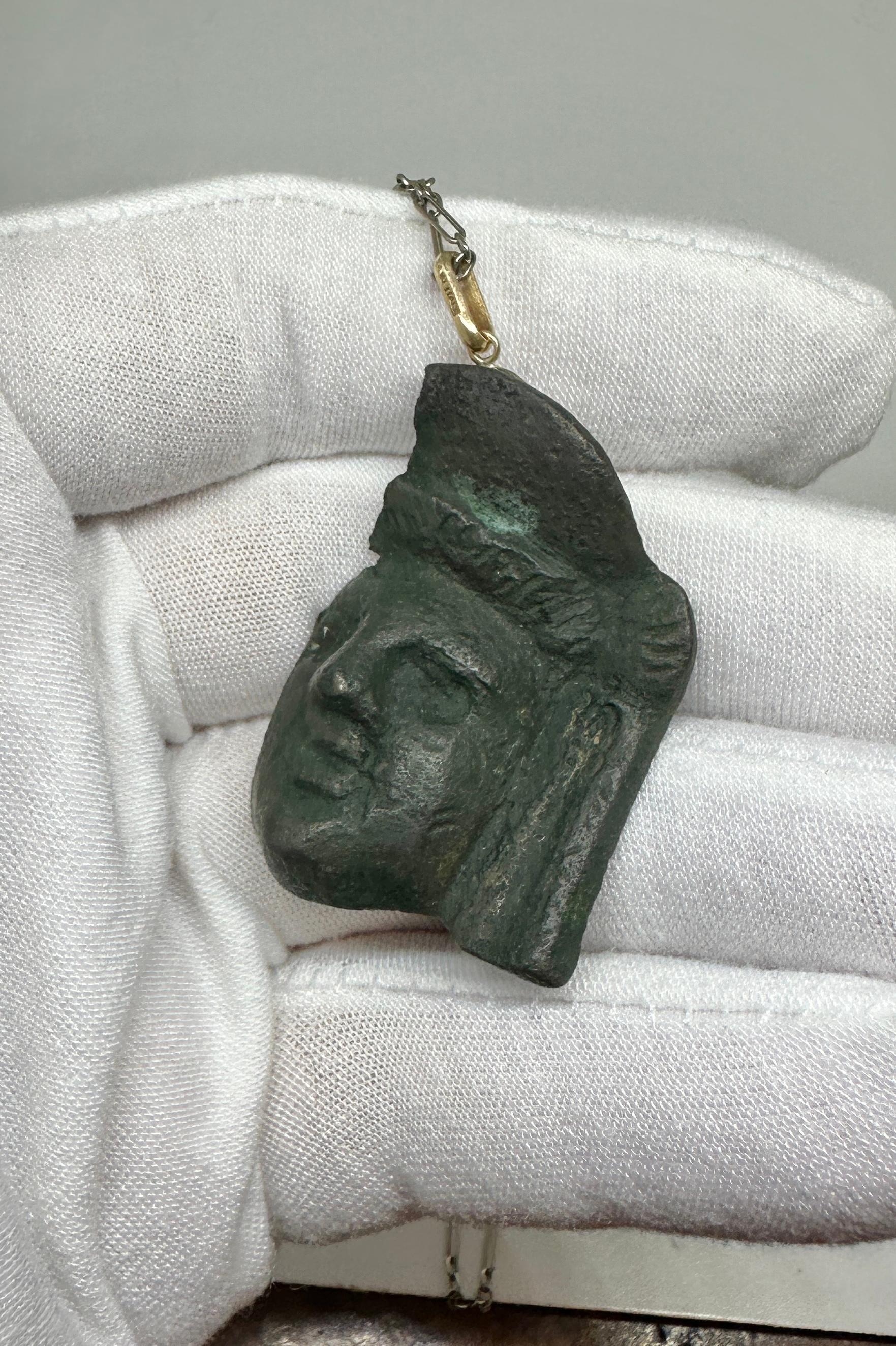 Ciondolo antico romano in bronzo a forma di testa di giovane del II secolo d.C. Oro 14 carati in vendita 1