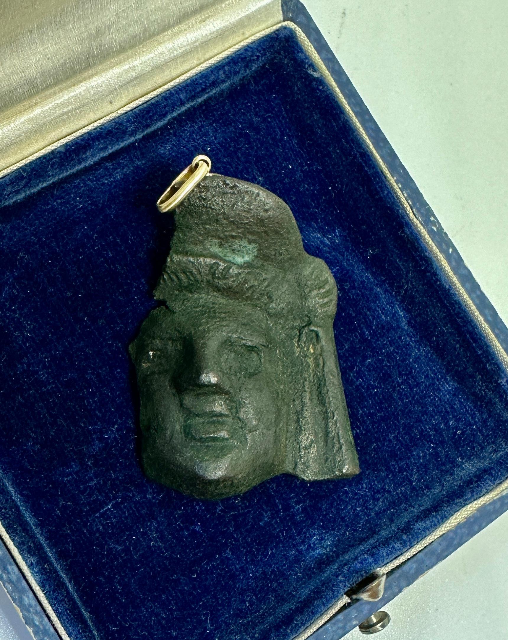 Ciondolo antico romano in bronzo a forma di testa di giovane del II secolo d.C. Oro 14 carati in vendita 2