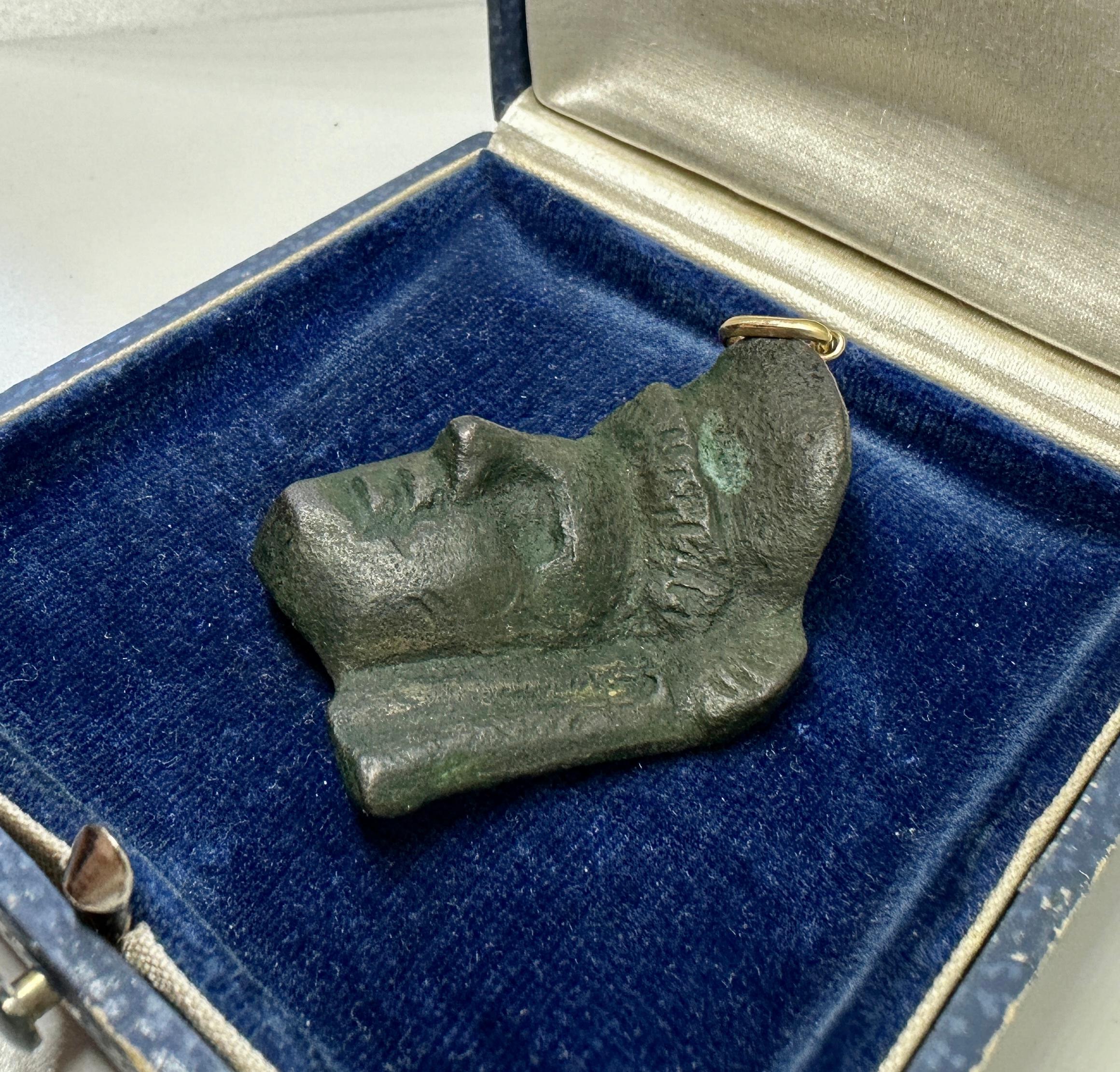 Ciondolo antico romano in bronzo a forma di testa di giovane del II secolo d.C. Oro 14 carati in vendita 3
