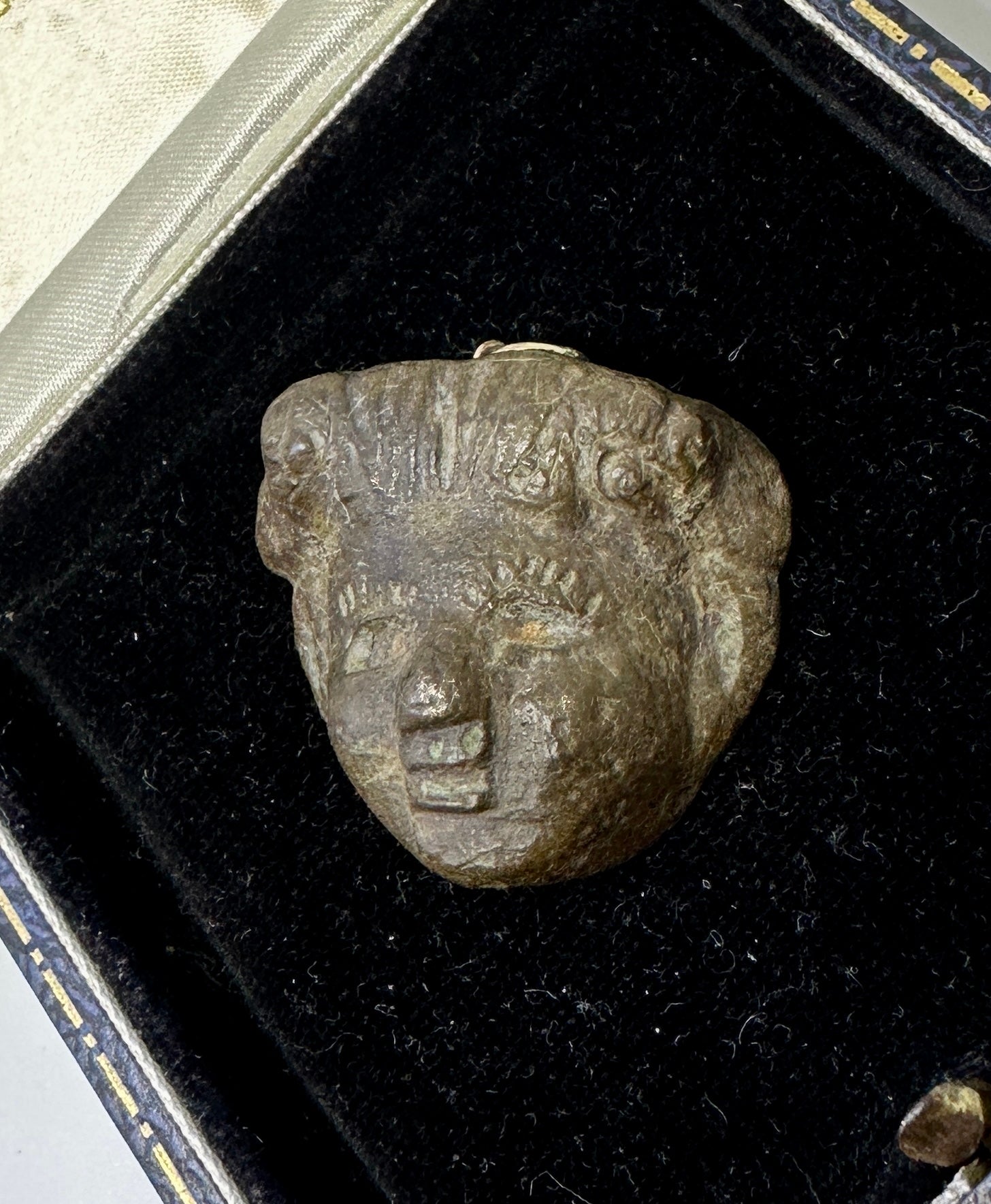 Scopri l'eleganza dell'antichità con questo ciondolo amuleto in bronzo di Dioniso (mitologia greca) o Bacco (mitologia romana) in oro 14 carati.  L'immagine di questo antico ciondolo romano in bronzo è estremamente rara e meravigliosa con la testa