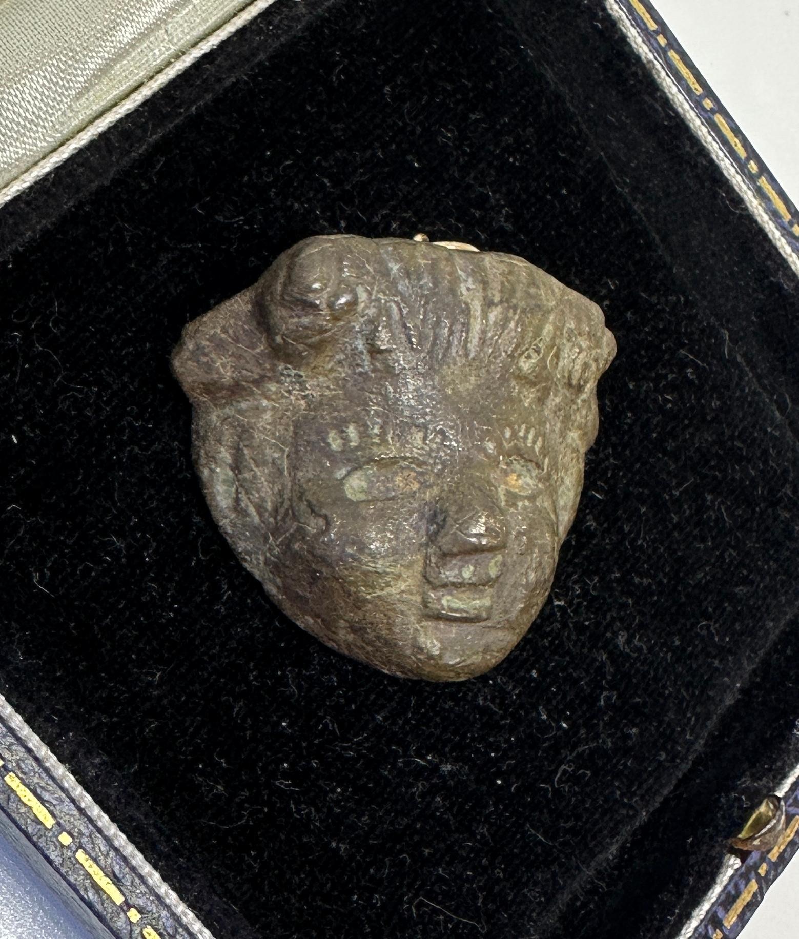 Romano classico Antica collana romana di bronzo con testa di Bacco e Dioniso del II sec. d.C. in oro 14K in vendita