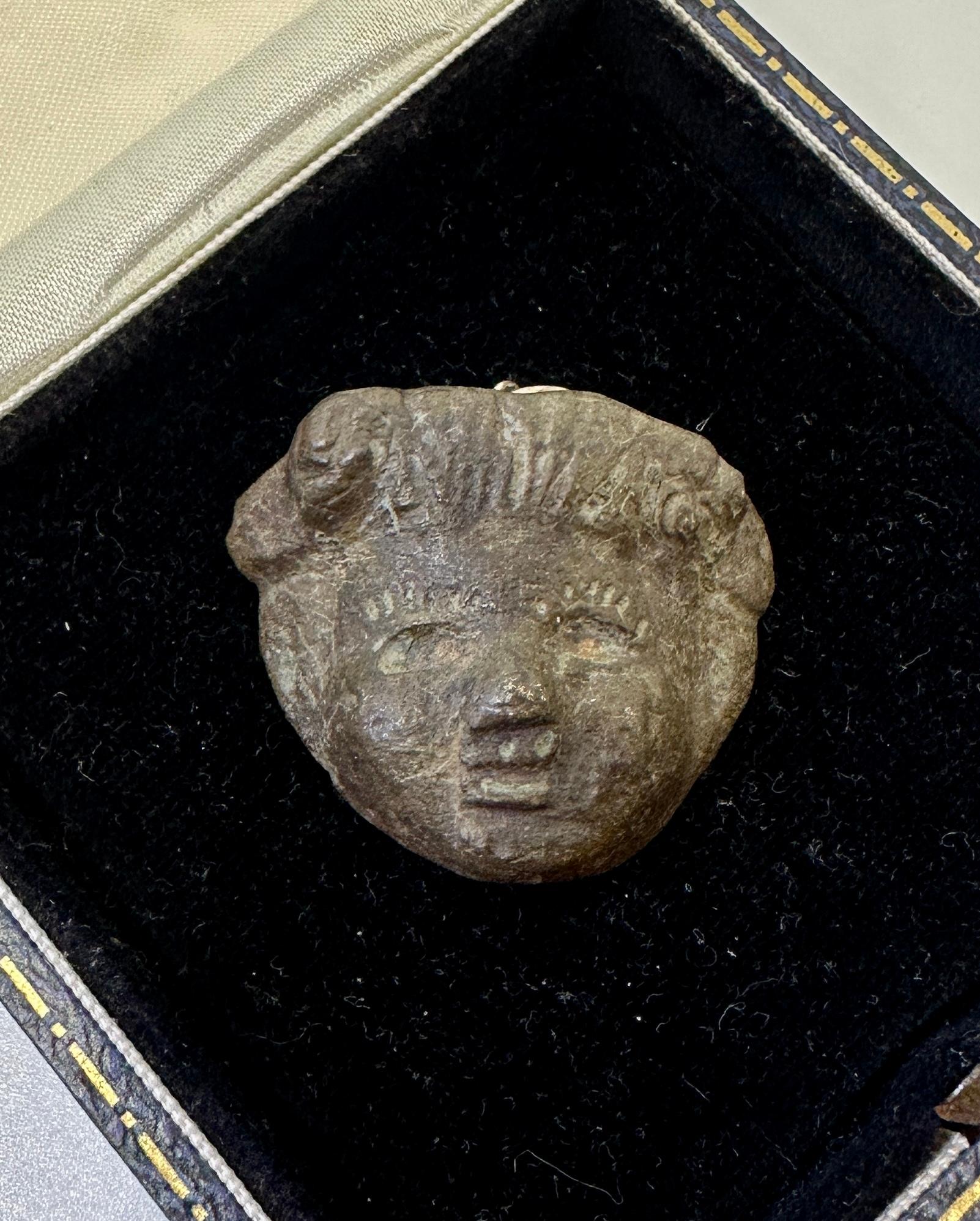 Antica collana romana di bronzo con testa di Bacco e Dioniso del II sec. d.C. in oro 14K In condizioni ottime in vendita a New York, NY