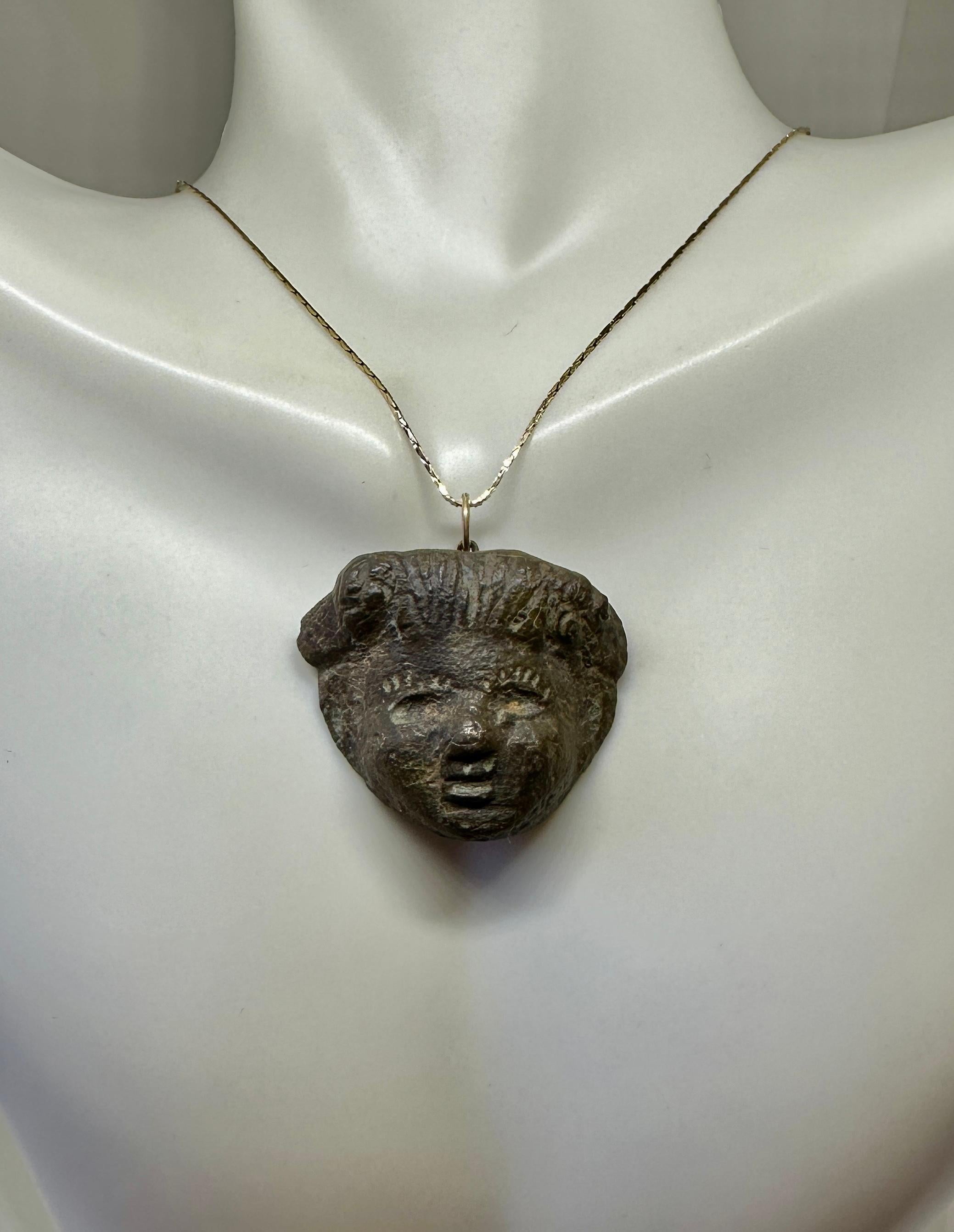 da uomo o donna Antica collana romana di bronzo con testa di Bacco e Dioniso del II sec. d.C. in oro 14K in vendita