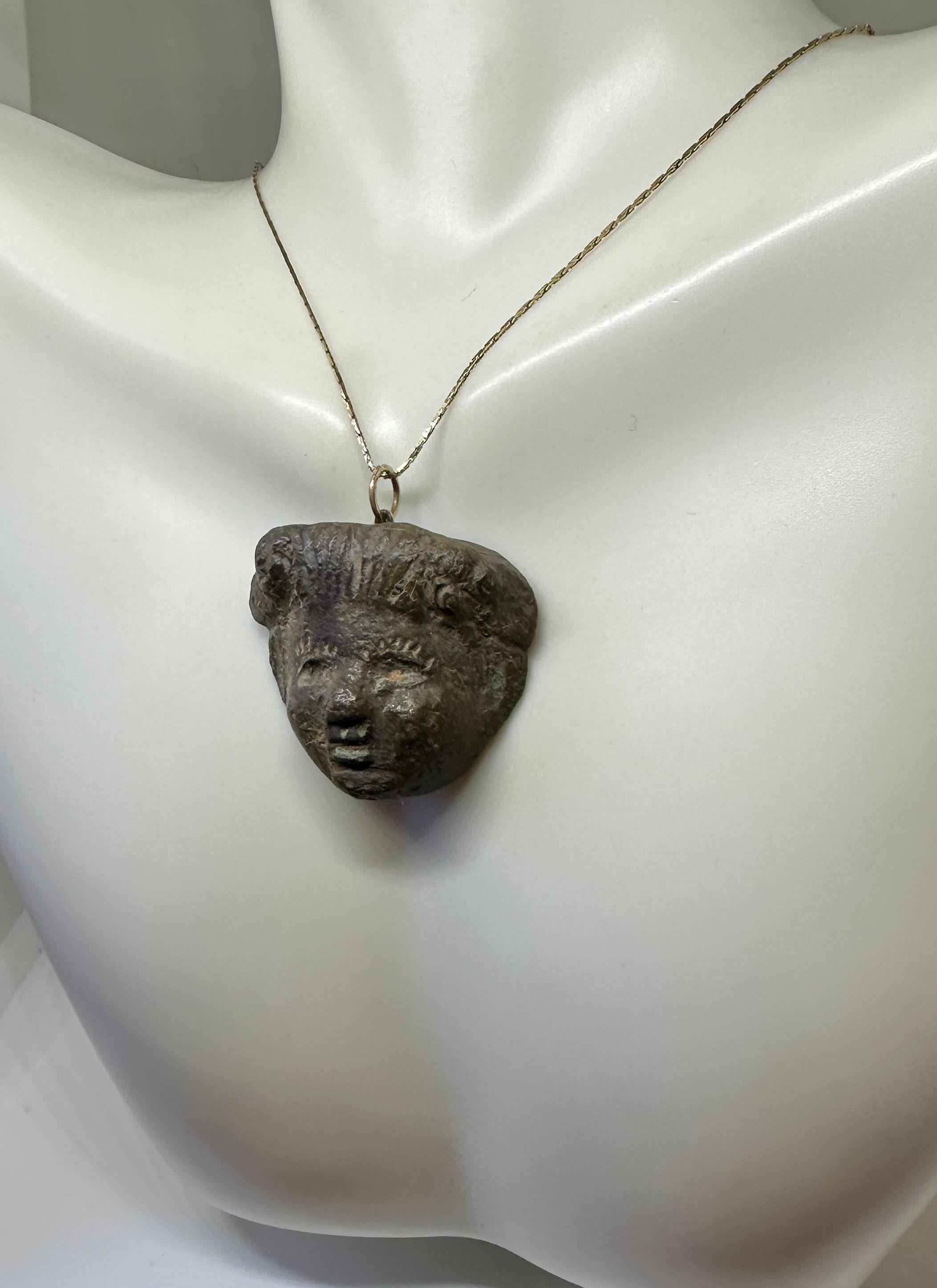 Antica collana romana di bronzo con testa di Bacco e Dioniso del II sec. d.C. in oro 14K in vendita 1