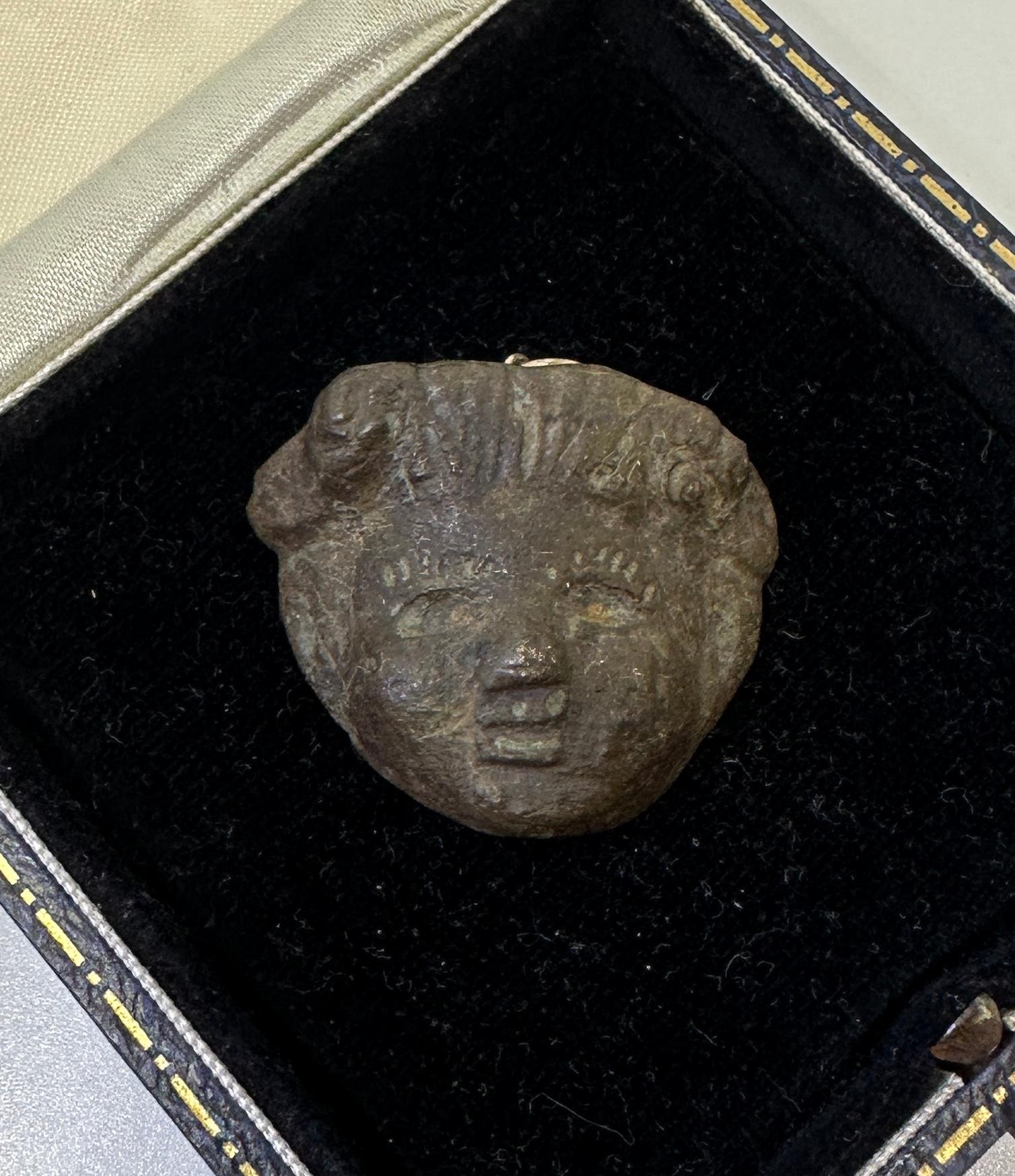 Antica collana romana di bronzo con testa di Bacco e Dioniso del II sec. d.C. in oro 14K in vendita 3