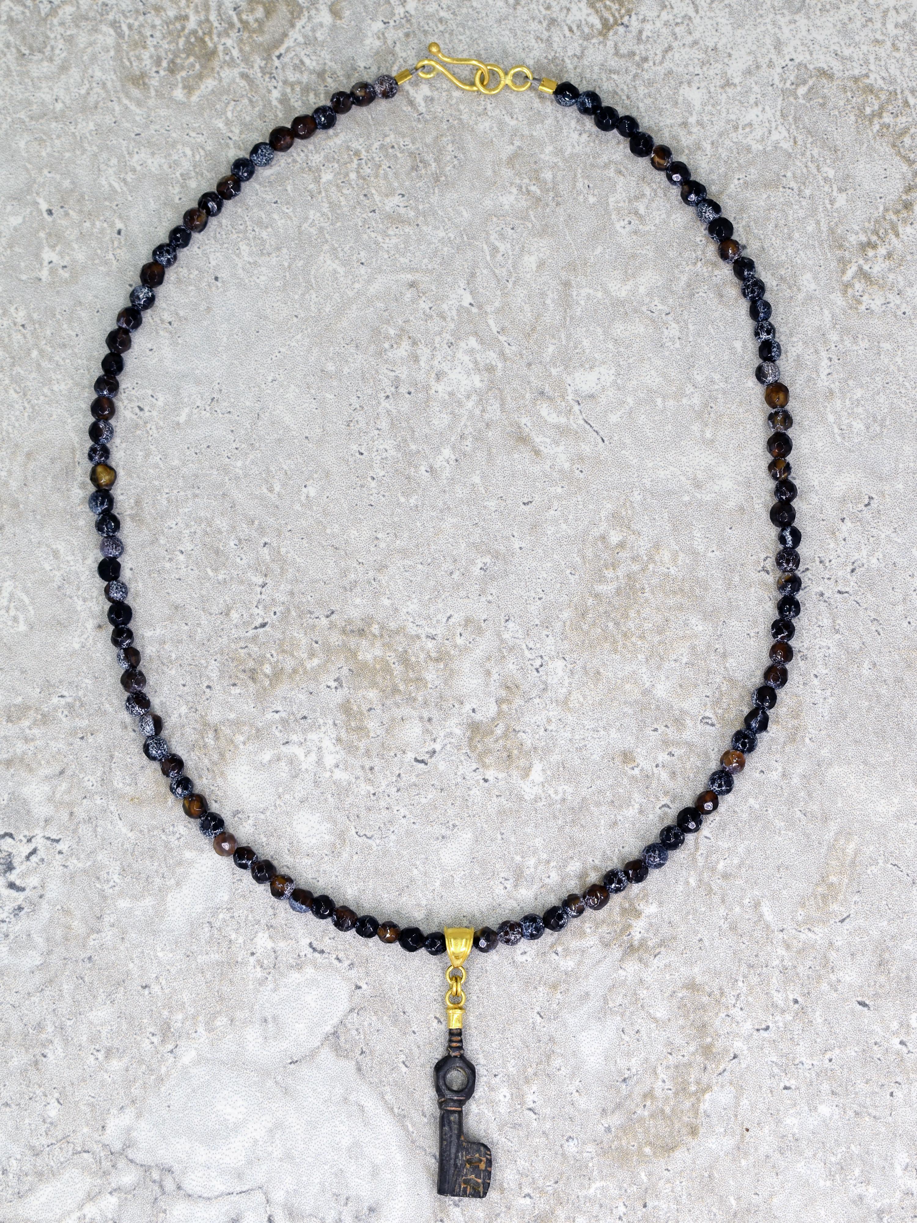 Contemporain Collier pendentif en or 22 carats avec perles d'agate et clé romaine antique en bronze en vente