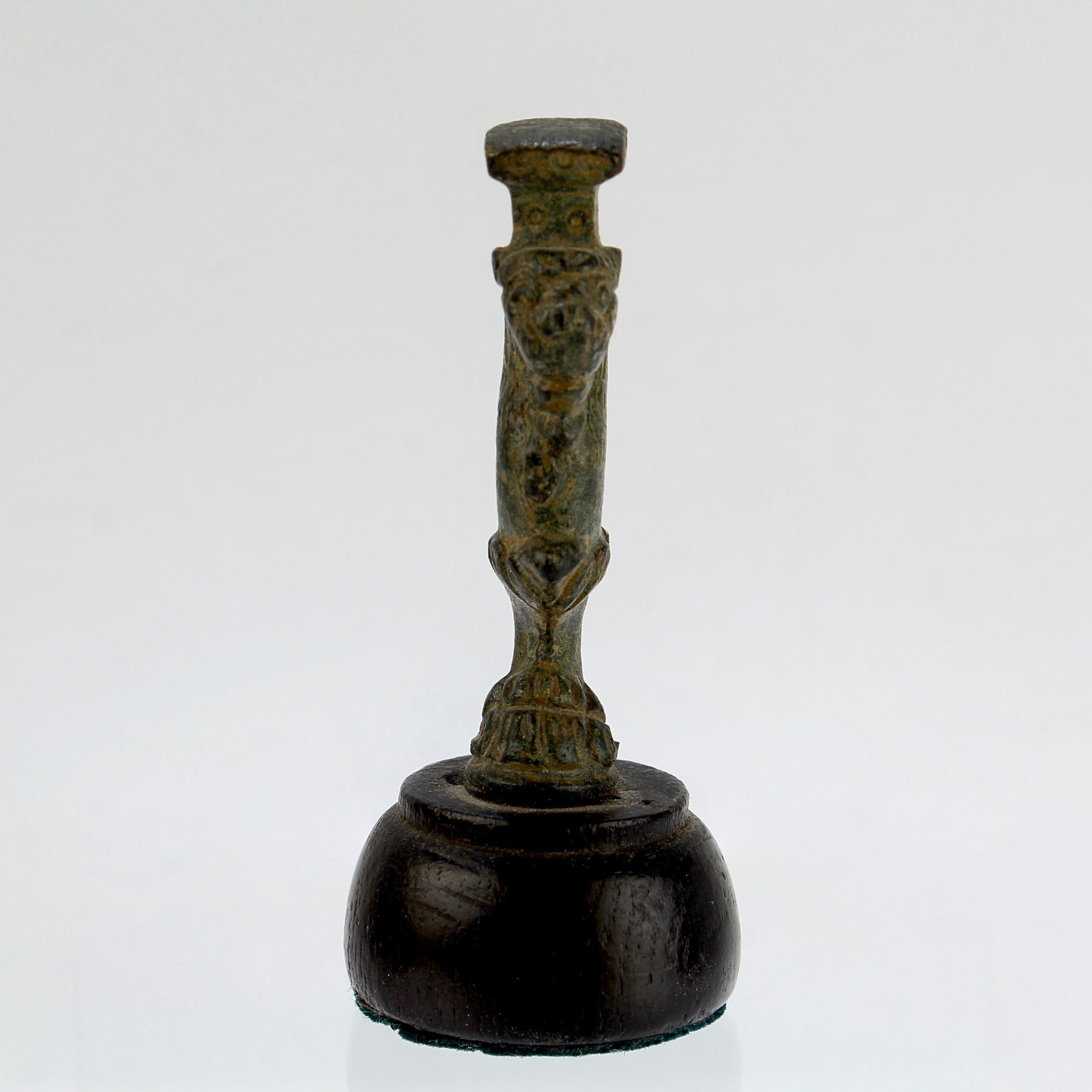 XVIIIe siècle et antérieur Pied ou artefact ou élément romain ancien en bronze en vente