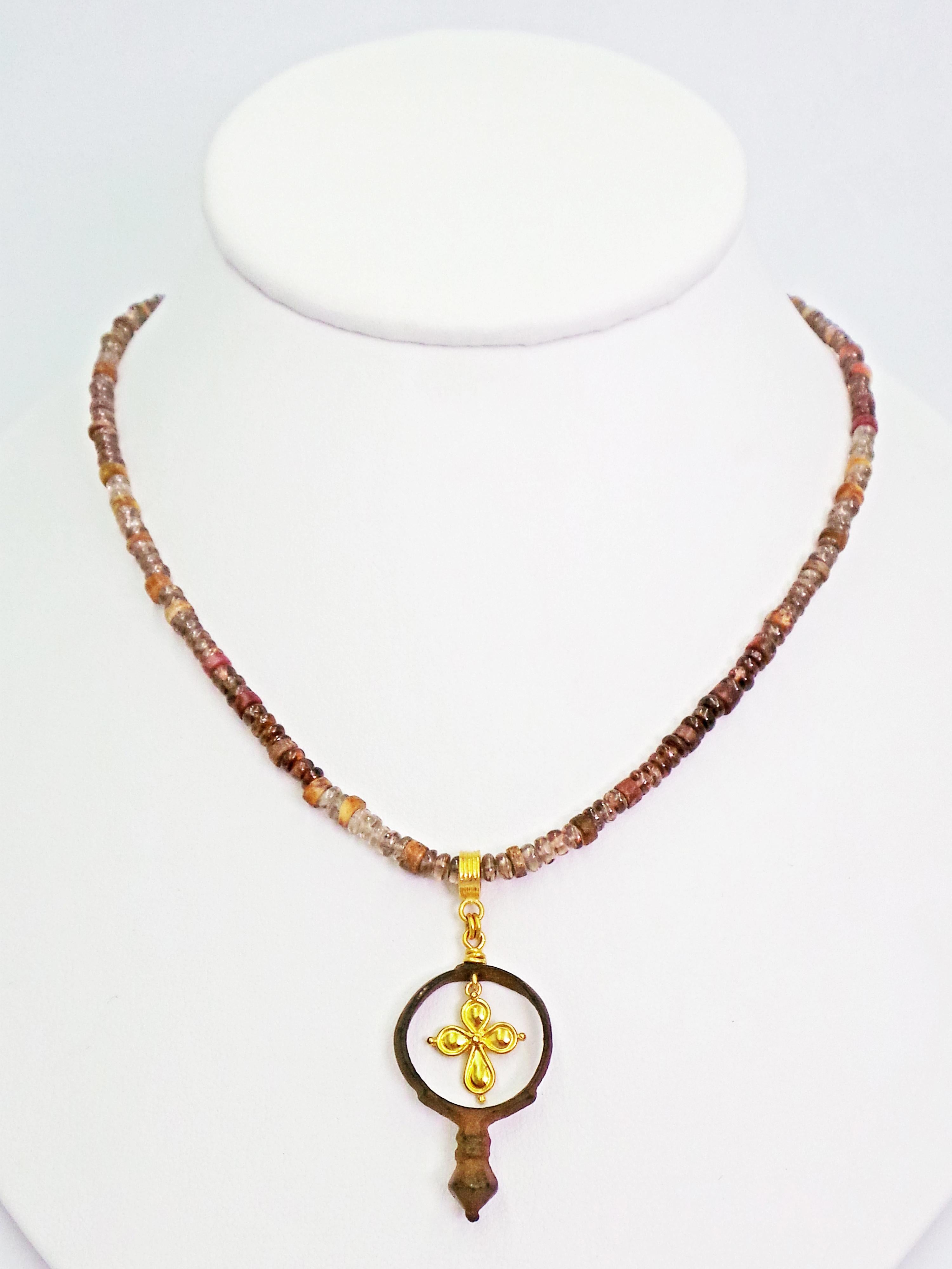 Perle Bague en bronze de l'Antiquité romaine, collier pendentif en or 22 carats et perles de spinelle ombrée en vente