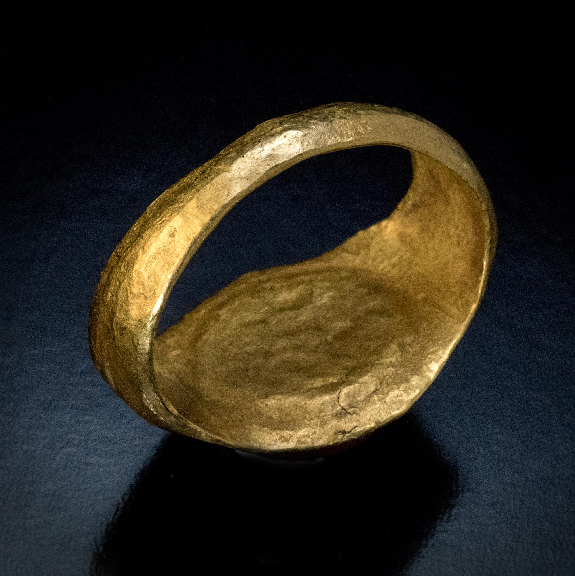 Antiker römischer Kamee-Ring aus hohem Karat Gold für Damen oder Herren im Angebot
