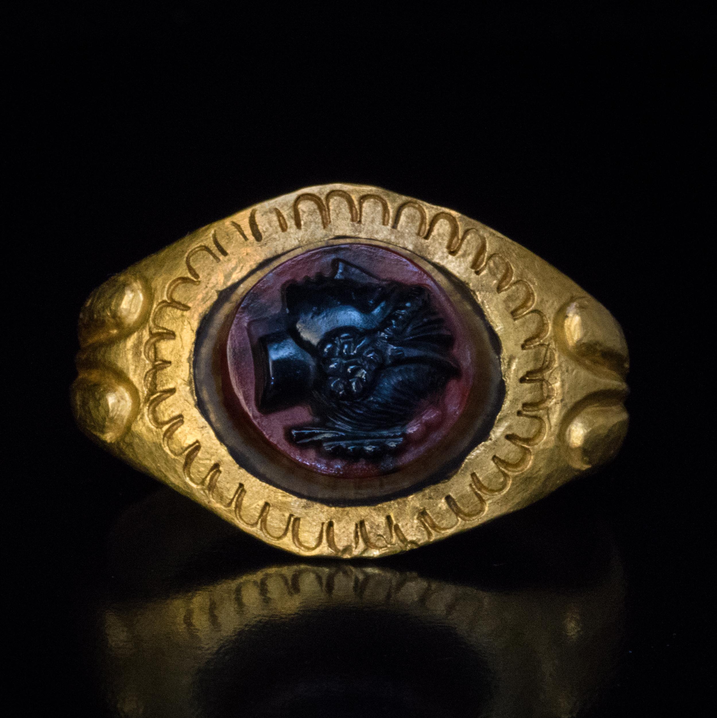 Antiker römischer Kamee-Ring aus hohem Karat Gold im Angebot 1