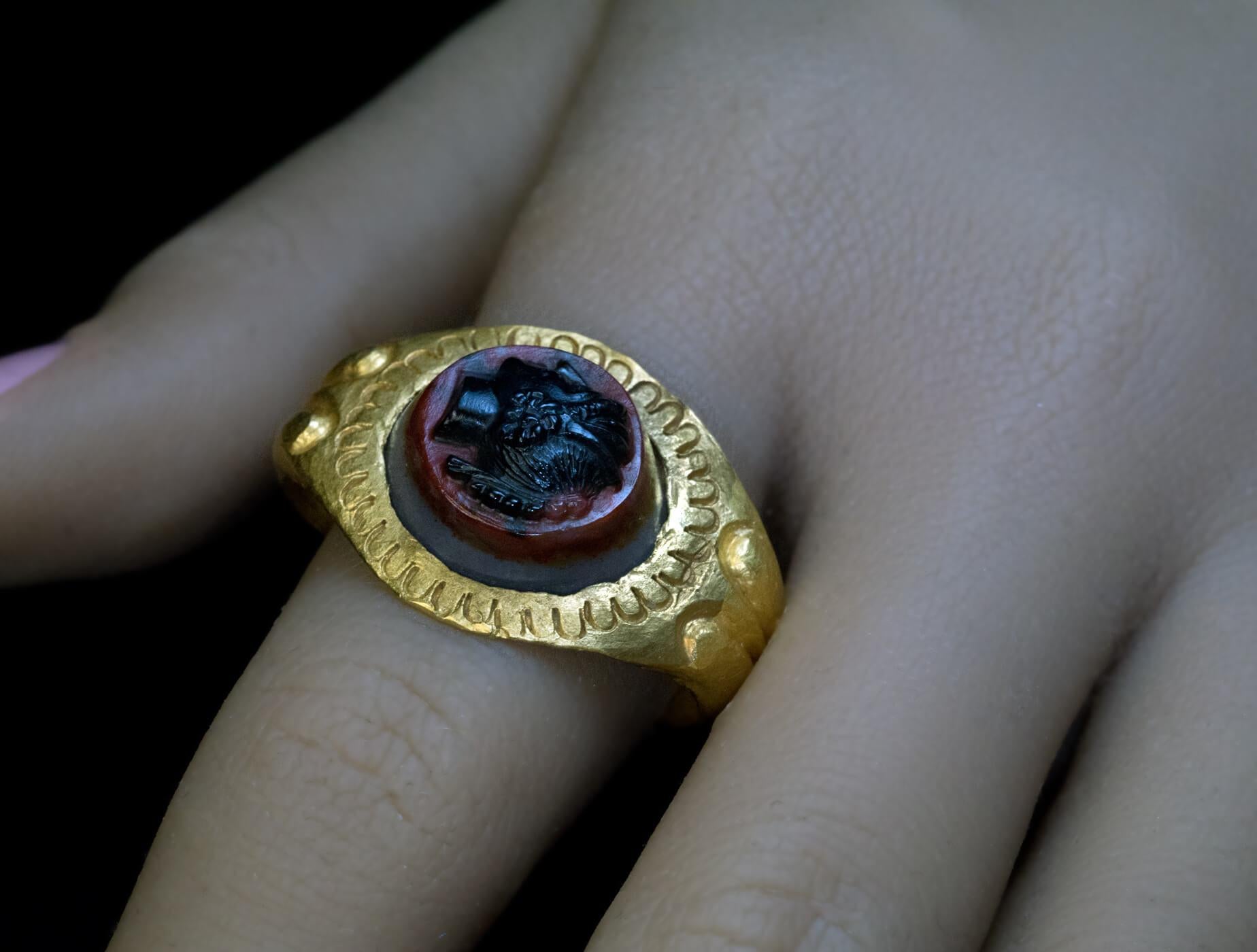 Ancient Roman Cameo High Karat Gold Ring In Excellent Condition For Sale In Chicago, IL