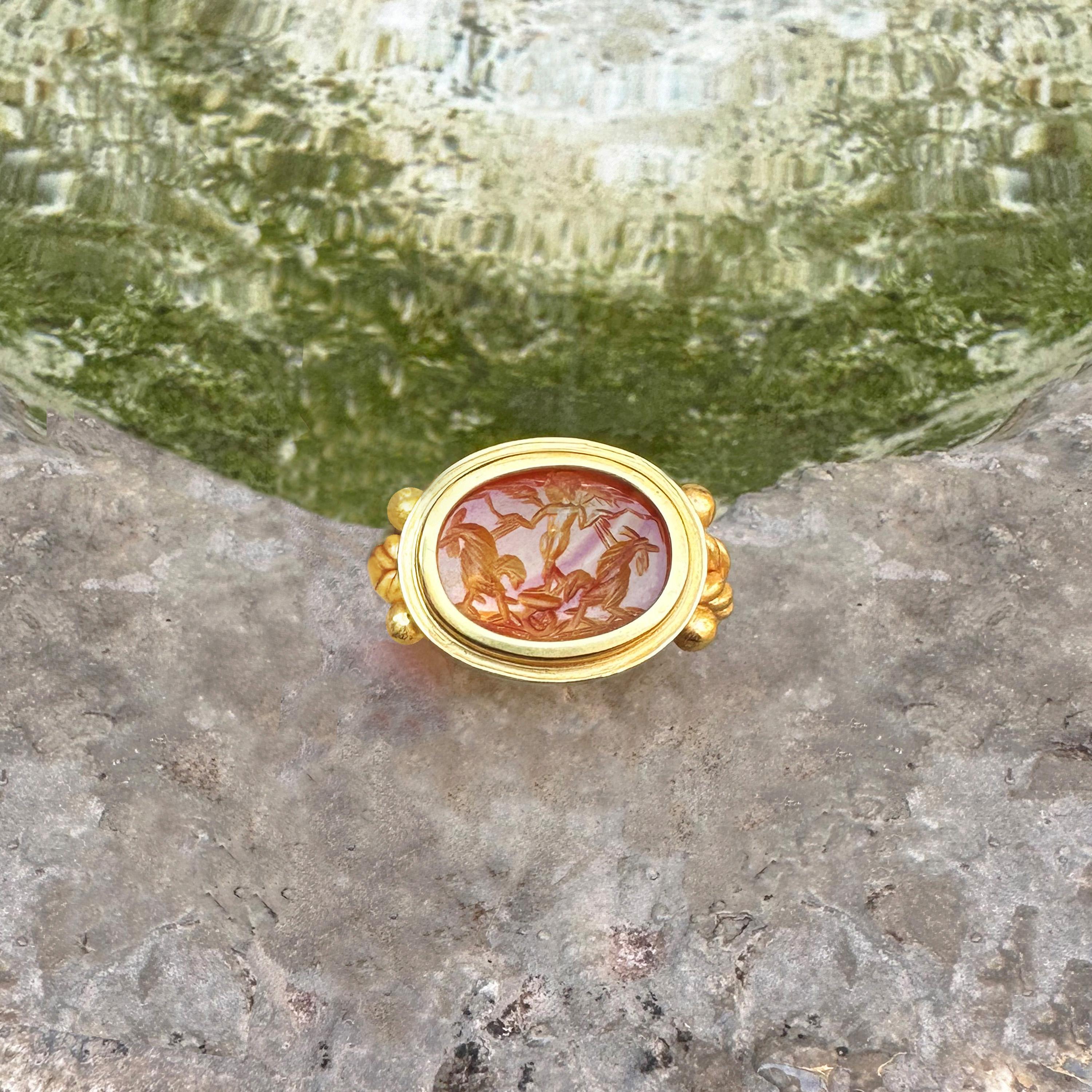 Ancient Roman Carnelian Intaglio 18Kt Gold Ring depicting God Eros and roosters For Sale 2