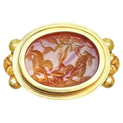 Ancienne bague romaine en or 18 carats avec intaille en cornaline représentant le dieu Eros et les coqs