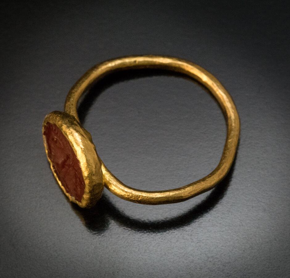 Antiker römischer Karneol-Intaglio-Goldring (Rundschliff)