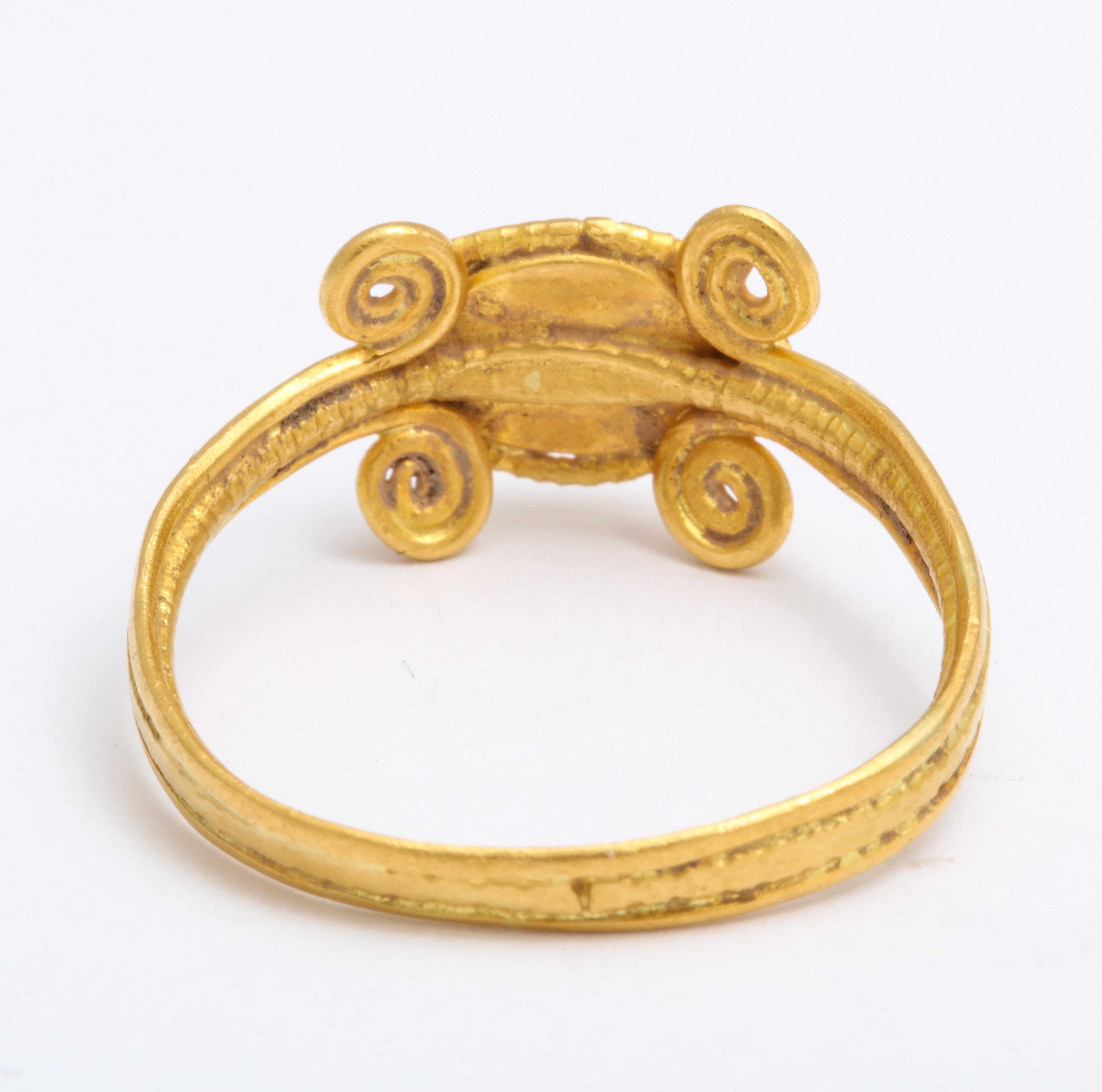 Antiker römischer Karneol-Intaglio-Ring mit umgeschlagenen Händen (Klassisch-römisch) im Angebot