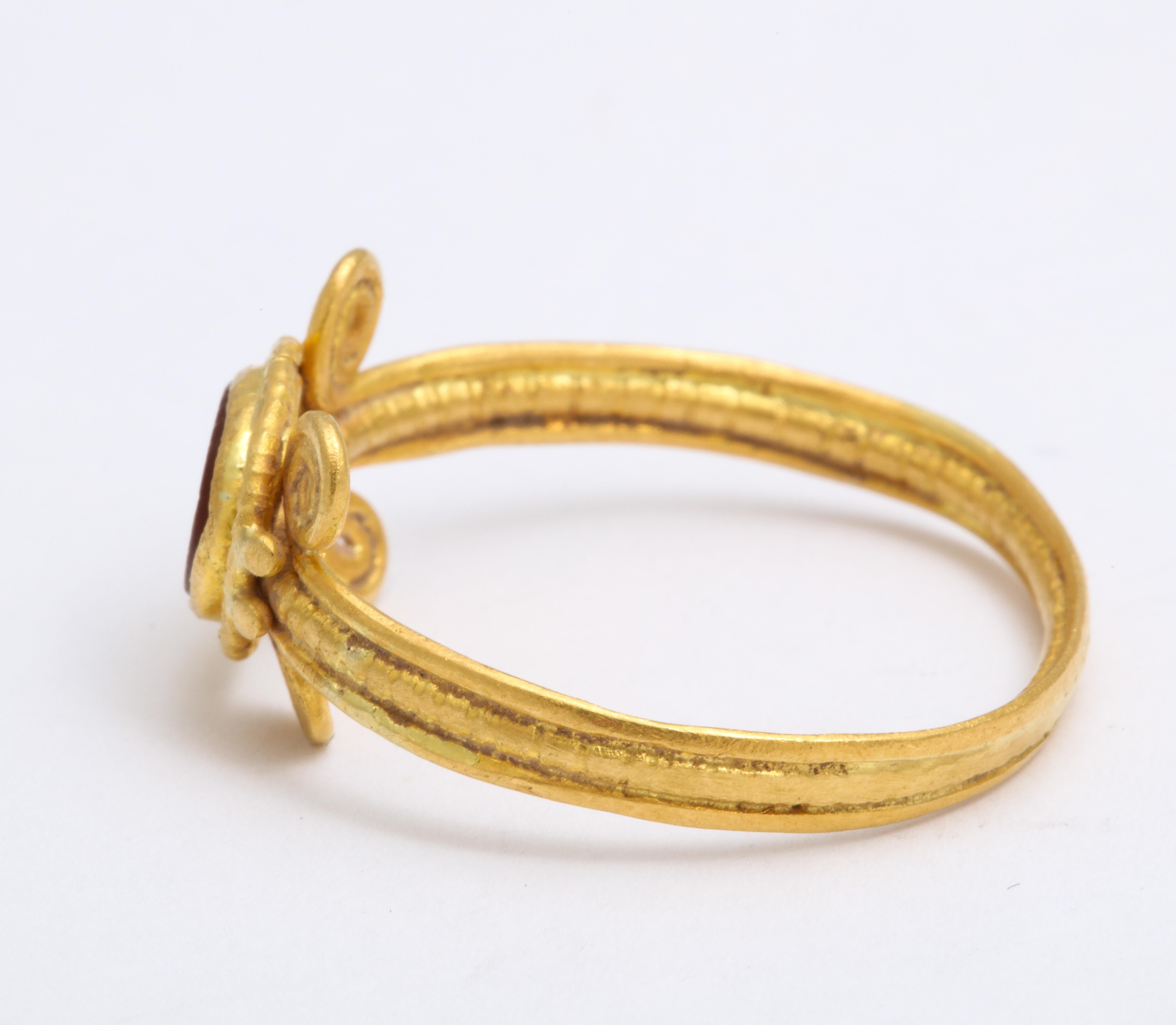 Antiker römischer Karneol-Intaglio-Ring mit umgeschlagenen Händen (Ovalschliff) im Angebot