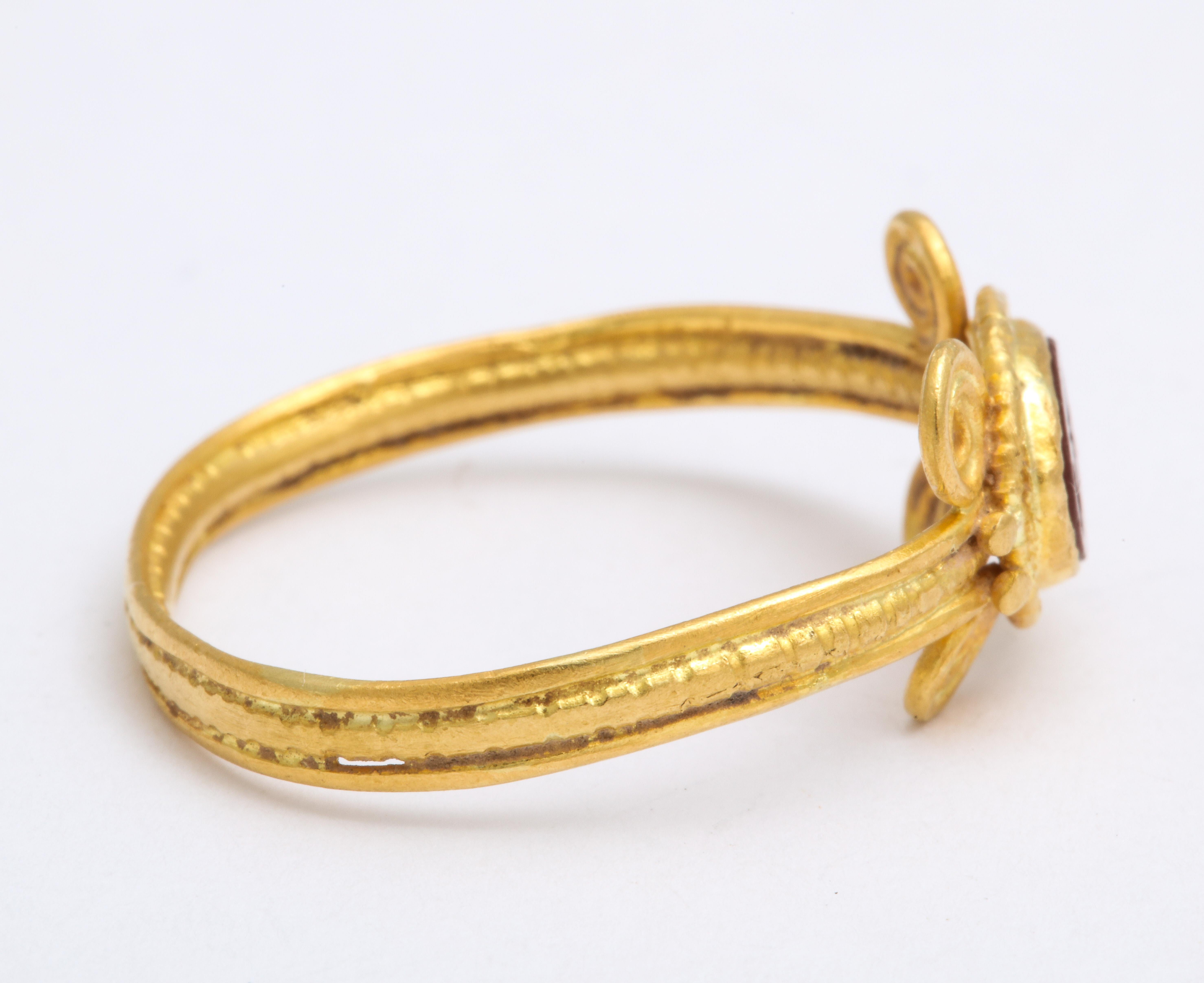 Antiker römischer Karneol-Intaglio-Ring mit umgeschlagenen Händen im Zustand „Hervorragend“ im Angebot in Stamford, CT