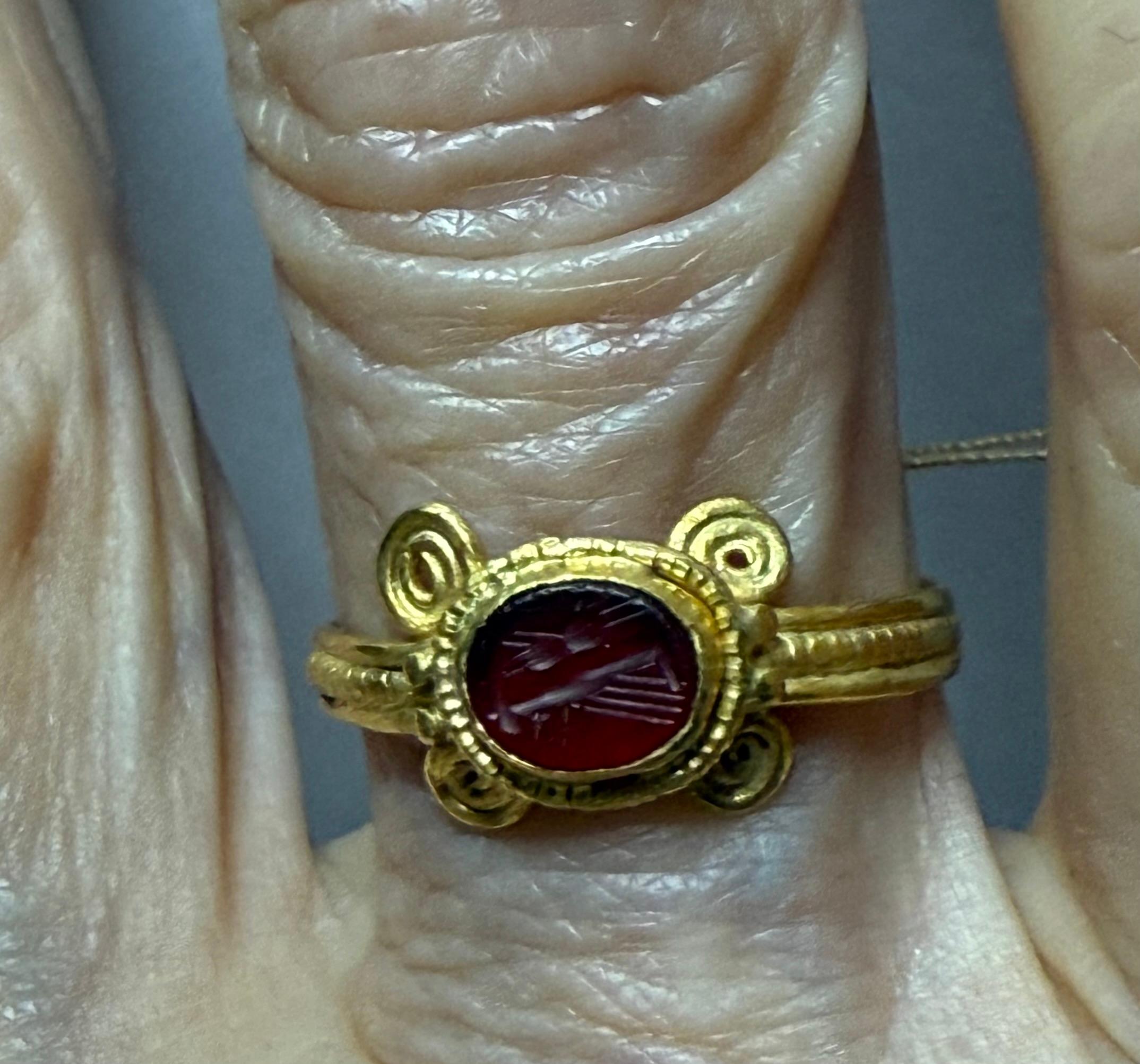 Ancienne bague romaine en cornaline à intaille avec mains en forme de griffes Excellent état - En vente à Stamford, CT