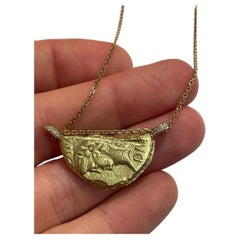 Pendentif de demi-coque Cléopâtre romain de l'époque antique en or jaune 22 carats et diamants