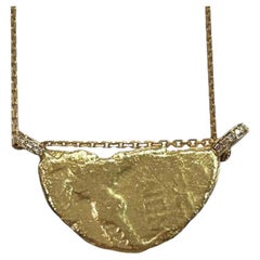 Pendentif de demi-coque Cléopâtre romain de l'époque antique en or jaune 22 carats et diamants