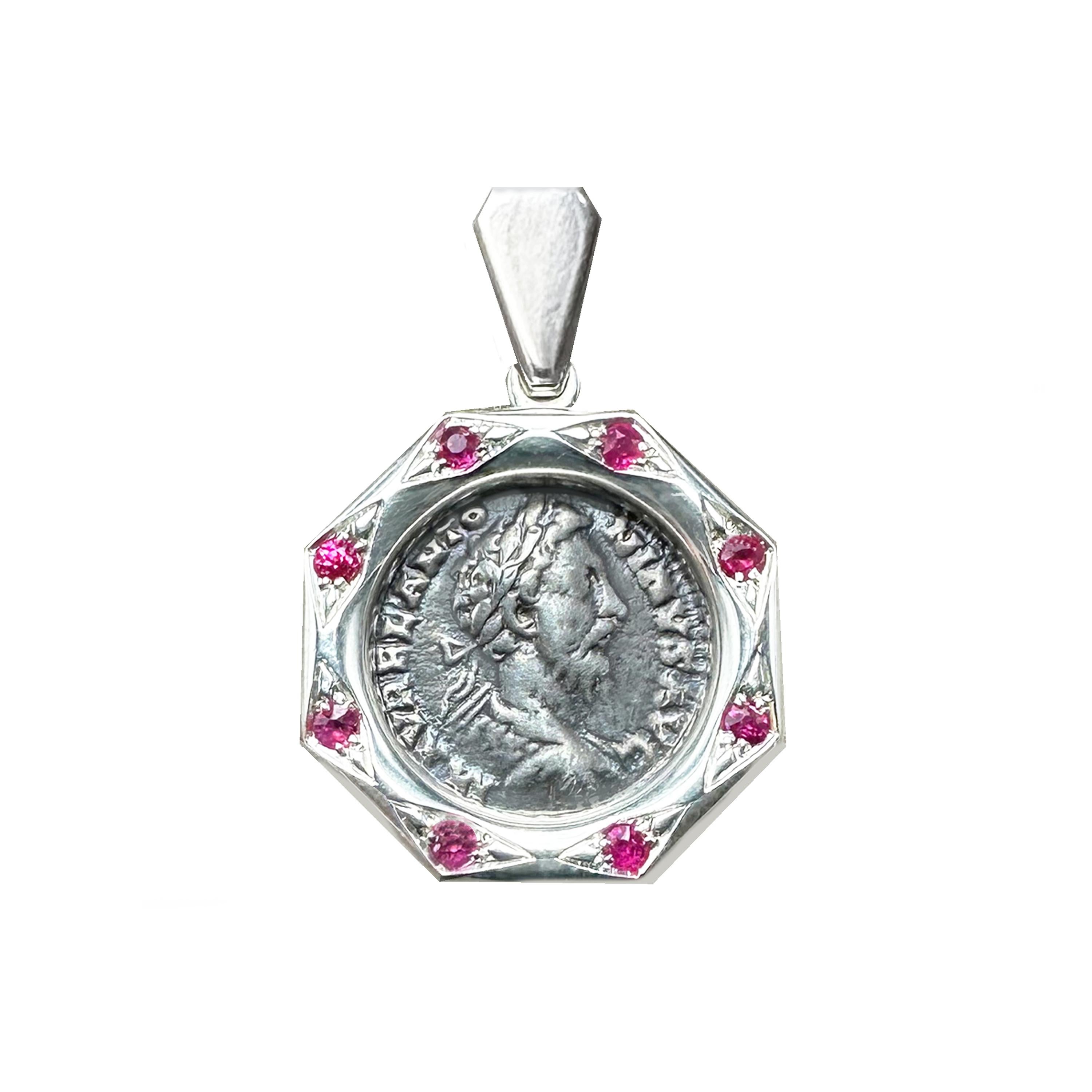 Ce pendentif en argent sterling renferme une authentique pièce de monnaie romaine datant du IIe siècle ADS, représentant l'empereur Marc Aurèle, entouré de 8 rubis. Le revers représente la déesse Fortuna assise.

Marc Aurèle, empereur de 161 à 180