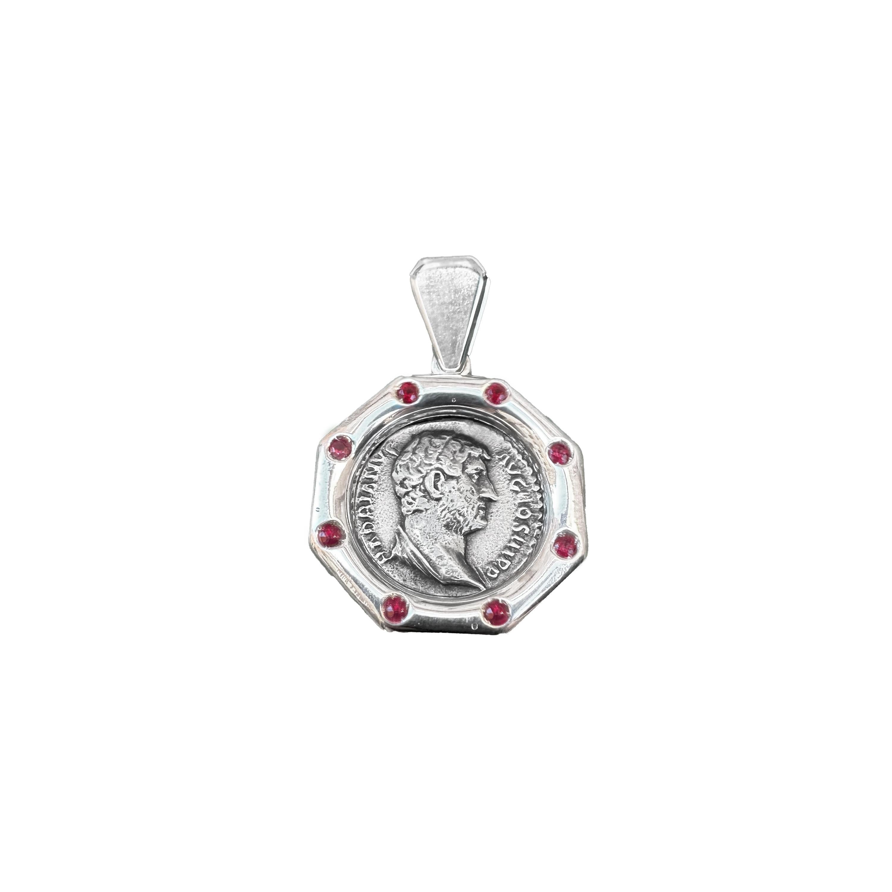 Ancienne pièce de monnaie romaine du 2e siècle Pendentif AD avec rubis représentant l'empereur Hadrien en vente 1