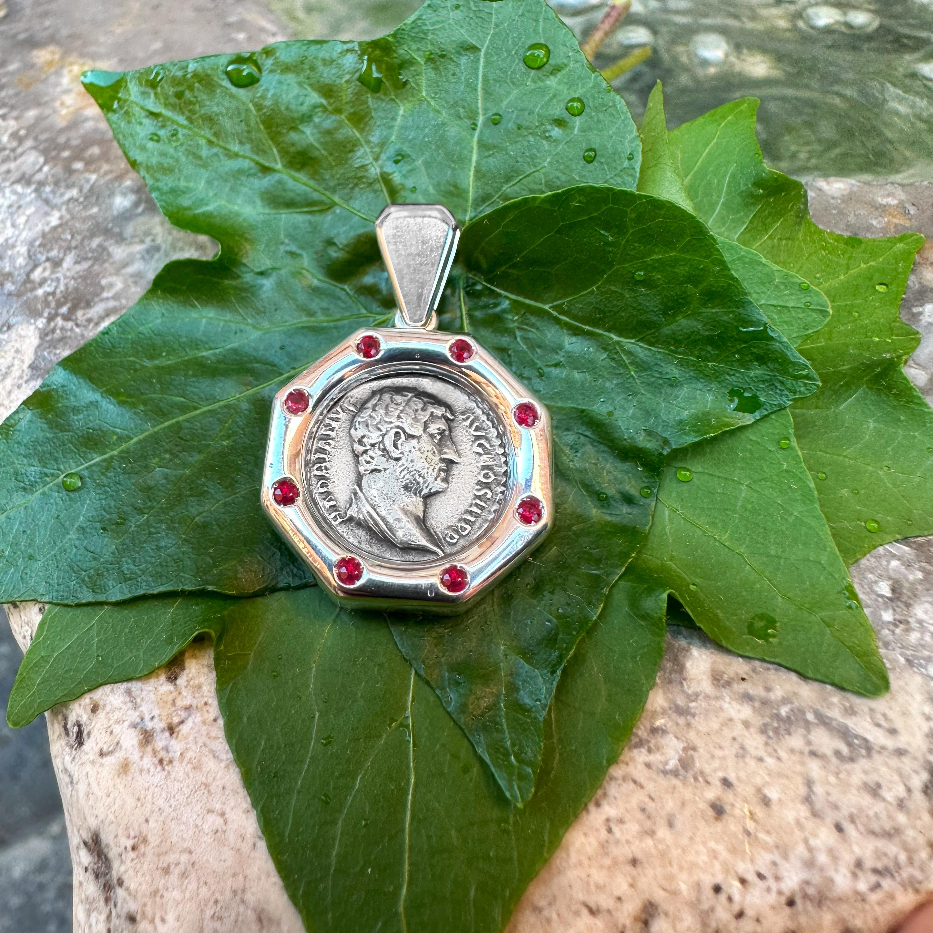 Romain classique Ancienne pièce de monnaie romaine du 2e siècle Pendentif AD avec rubis représentant l'empereur Hadrien en vente