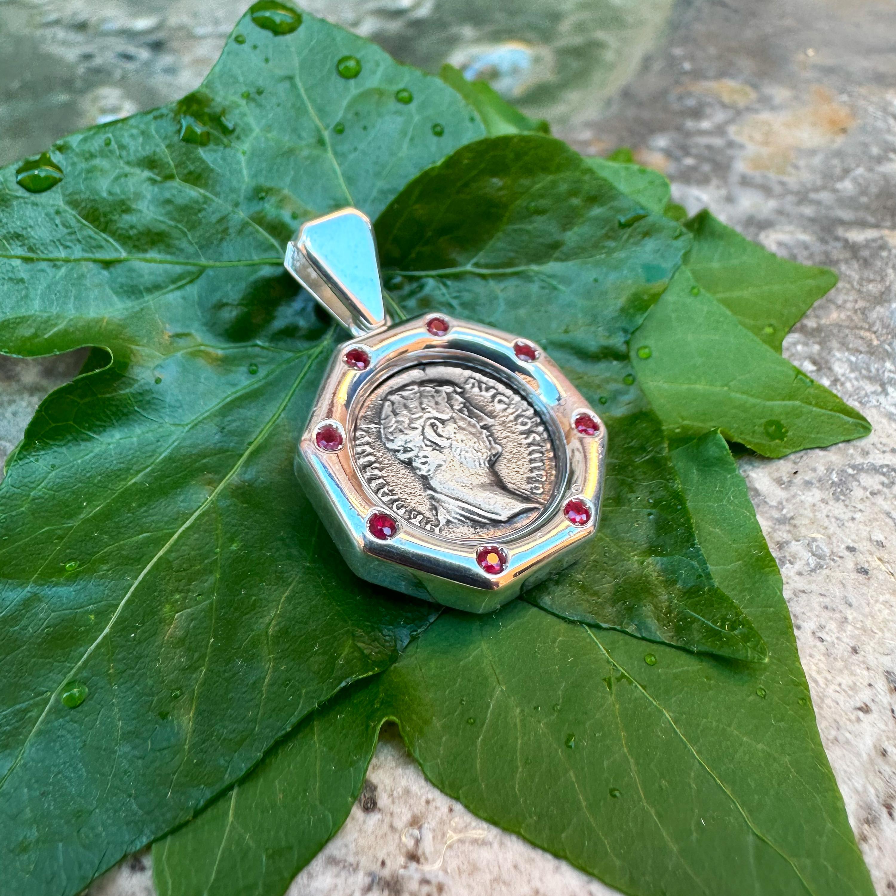 Taille ronde Ancienne pièce de monnaie romaine du 2e siècle Pendentif AD avec rubis représentant l'empereur Hadrien en vente
