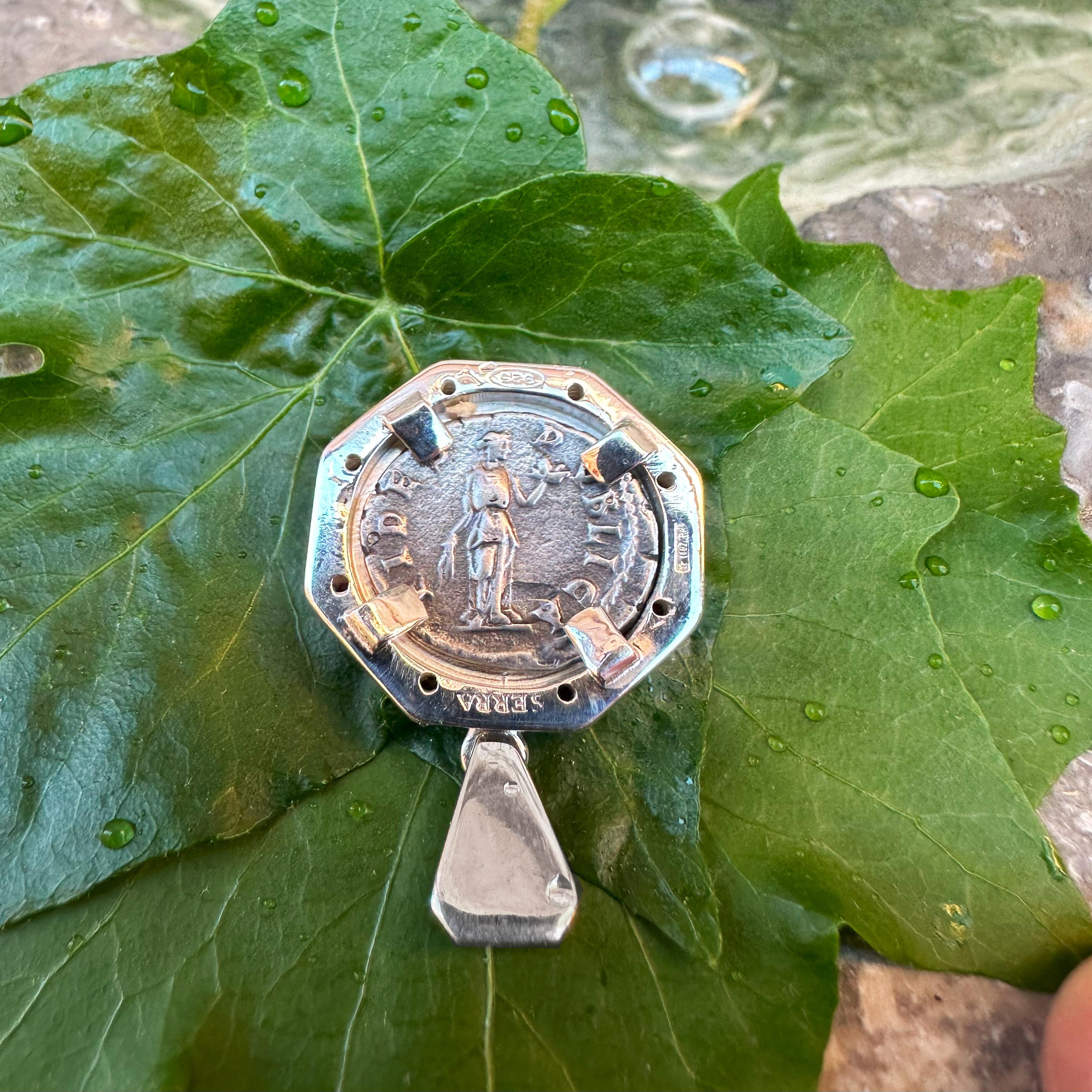 Ancienne pièce de monnaie romaine du 2e siècle Pendentif AD avec rubis représentant l'empereur Hadrien Neuf - En vente à Roma, IT