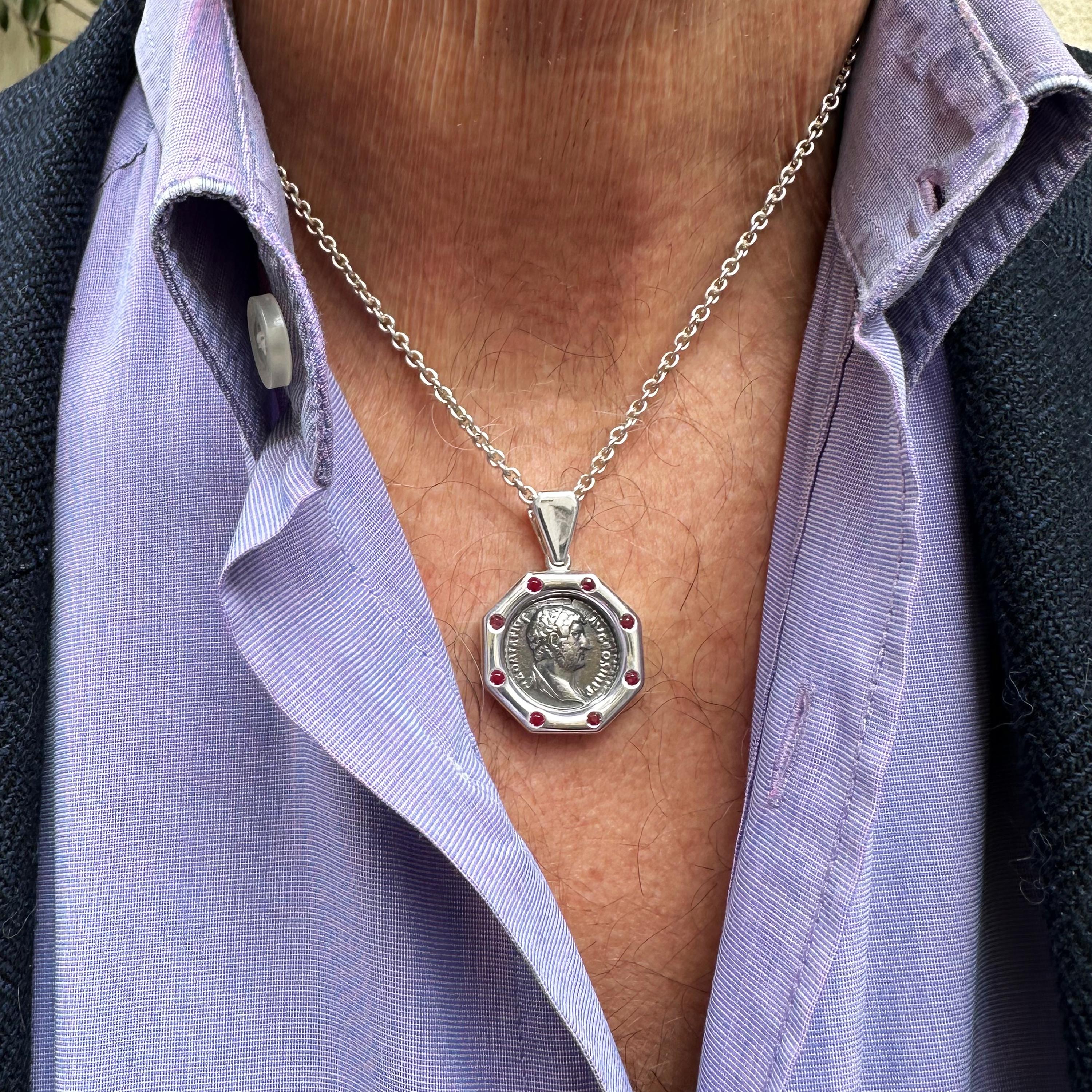 Ancienne pièce de monnaie romaine du 2e siècle Pendentif AD avec rubis représentant l'empereur Hadrien Unisexe en vente