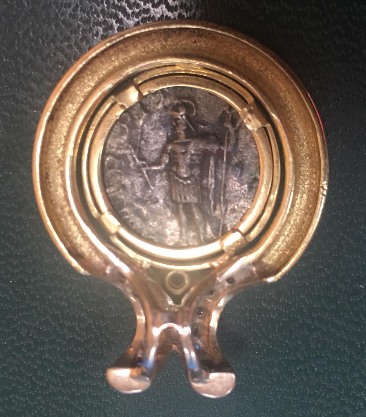 Pendentif en or orné d'une ancienne pièce de monnaie romaine représentant le visage d'un empereur romain, maintenu dans un cadre biseauté en or jaune 18 carats massif fabriqué à la main. Le capuchon du pendentif est orné de deux rangées de 12